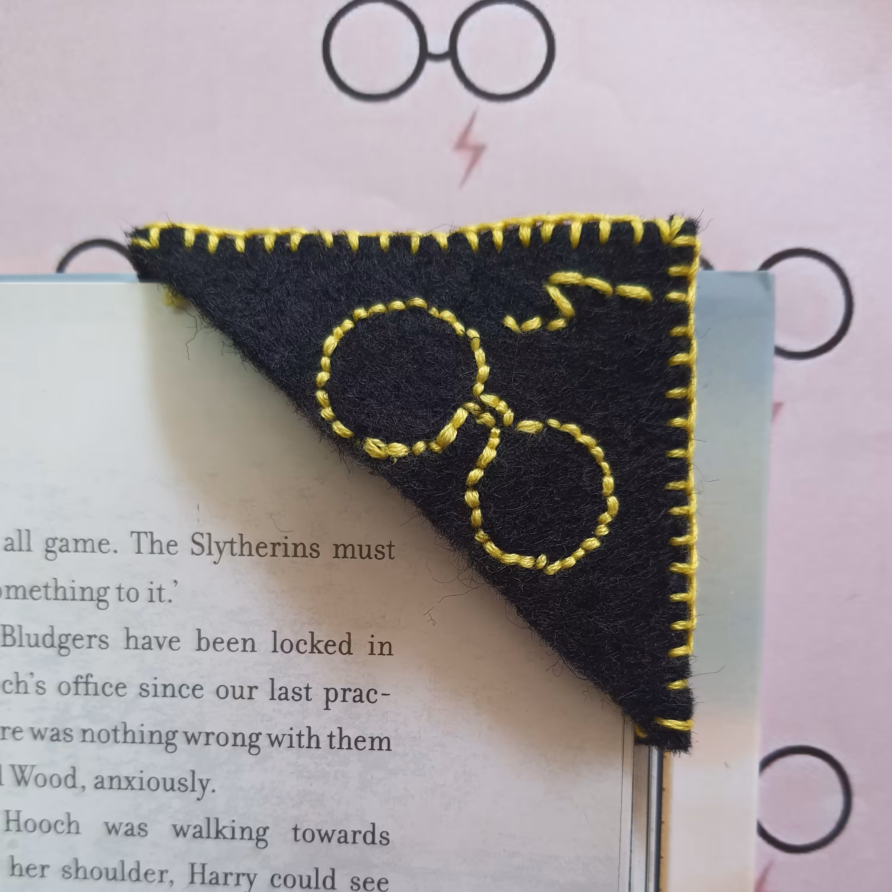 نشان کتاب مثلثی نمدی طرح عینک هری پاتر