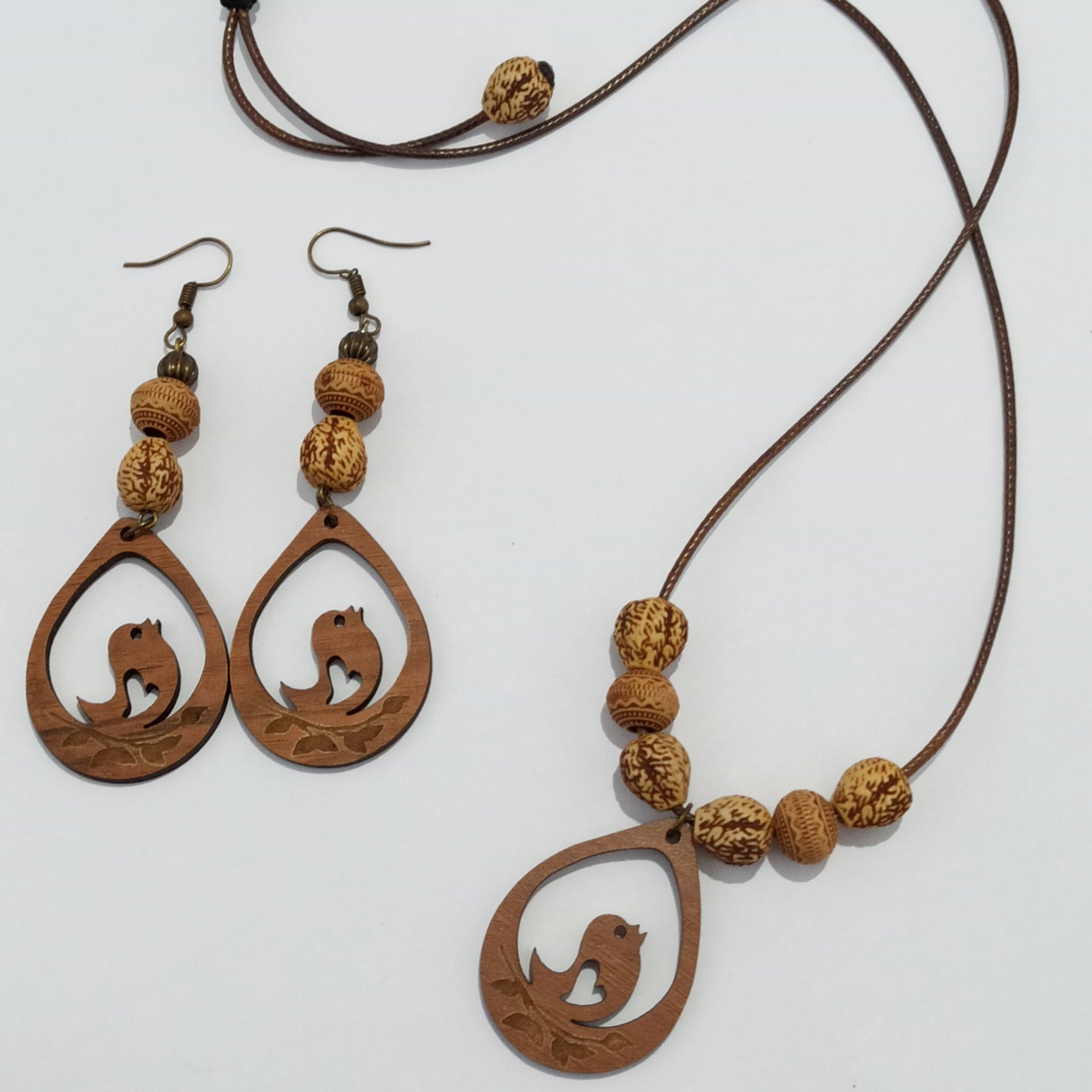 رومانتویی و گوشواره چوبی