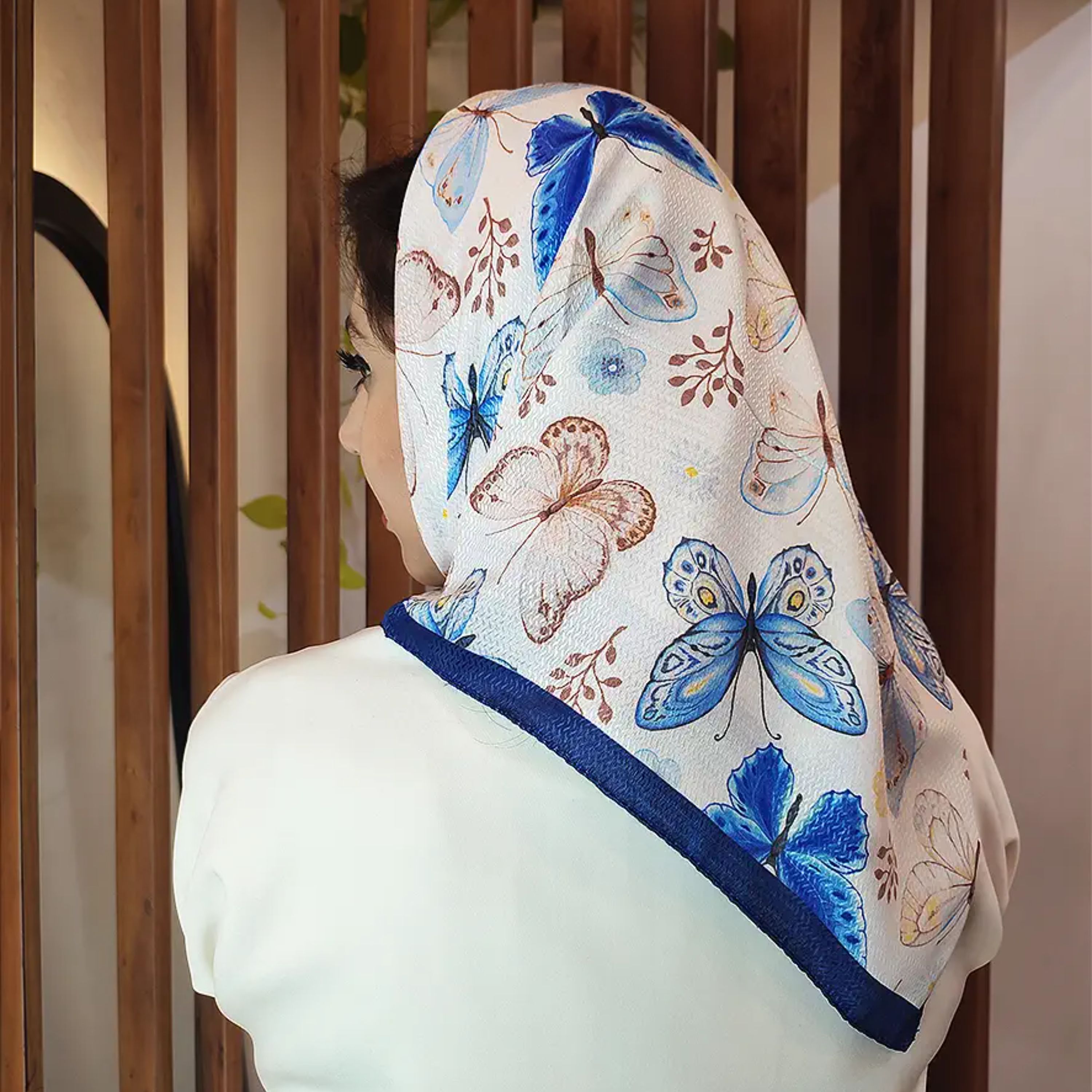 مینی اسکارف طرح پروانه آبی و سفید نخی کد 7252