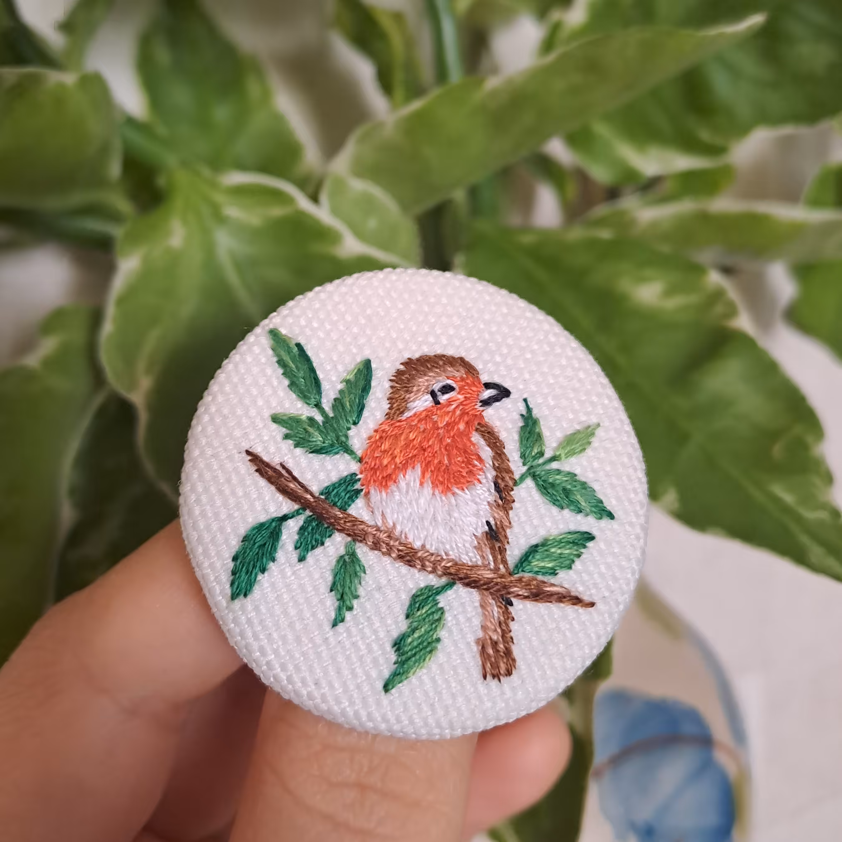 پیکسل گلدوزی شده (سنجاق سینه) قطر حدودا 4 و نیم 