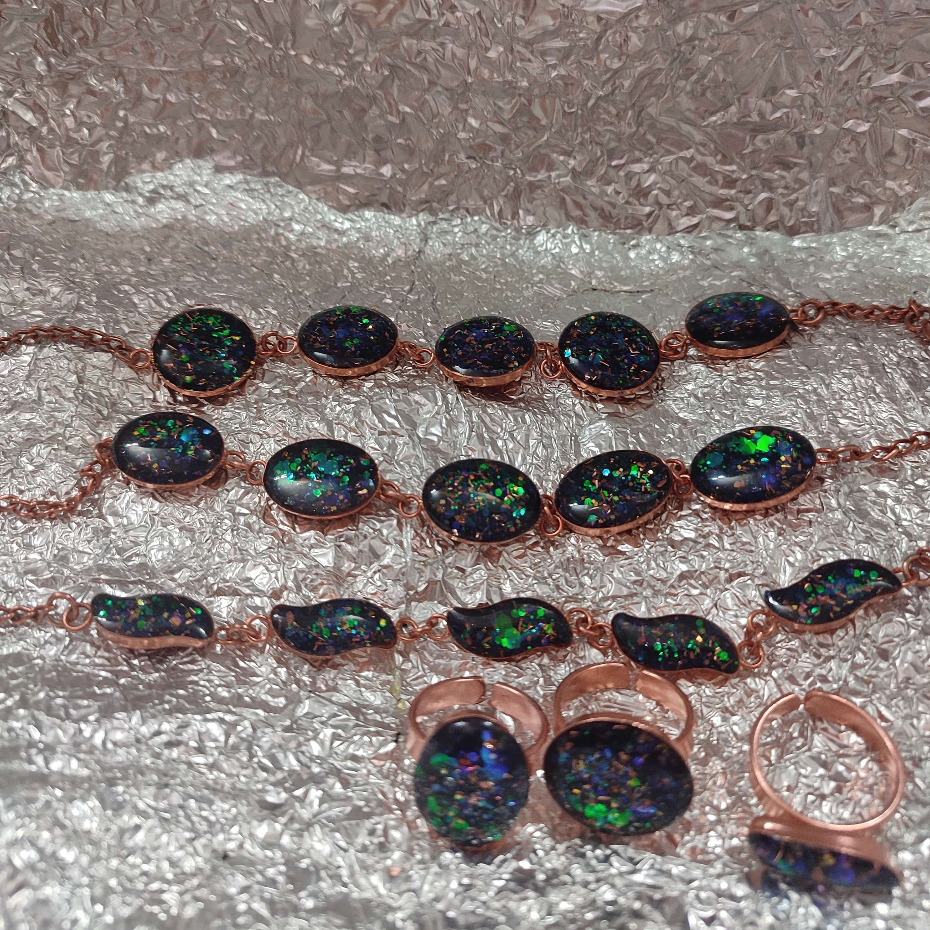 دستبند و انگشتر مسی قطاری پنج تایی طرح کهکشان (سبز و مشکی) 