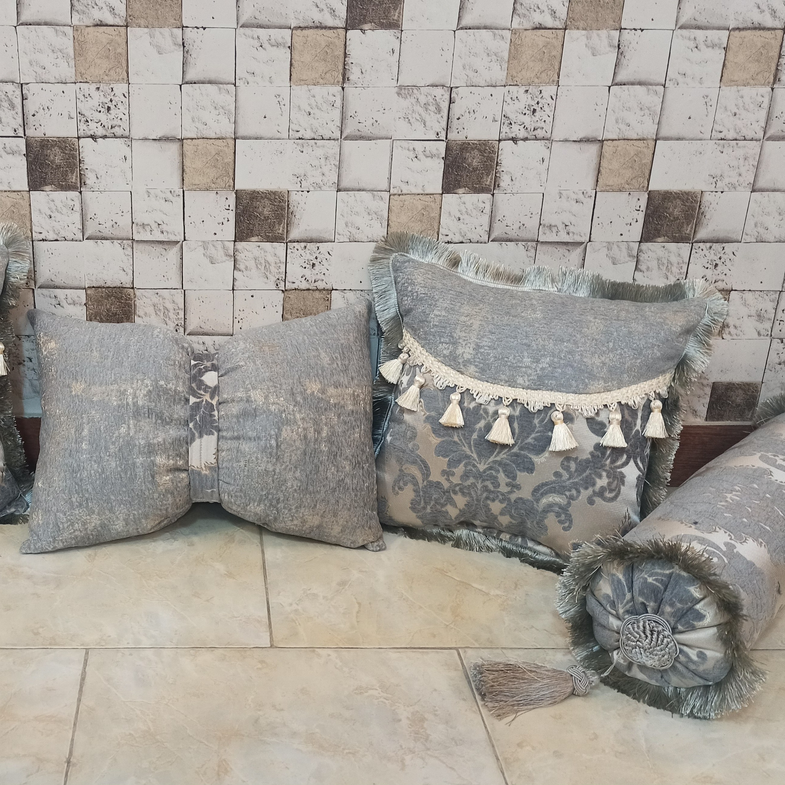 5عدد کوسن طوسی شامل دوعدد استوانه و دوعدد مربع ریشه و منگوله خور و یک پاپیون