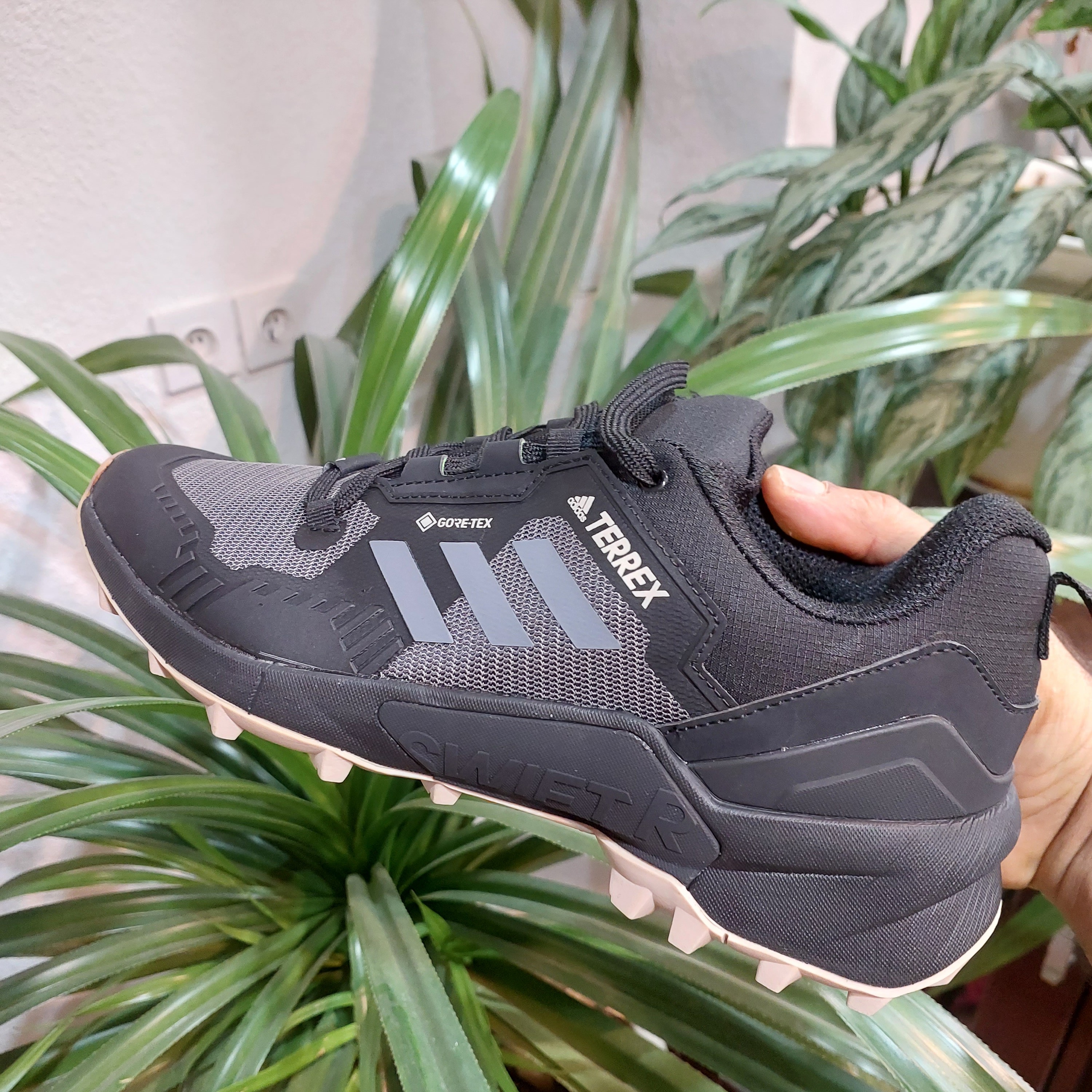 کتونی و کفش آدیداس رانینگ رنگ مشکی ویتنام مستر کوالیتیadidas terrex رنگ مشکی