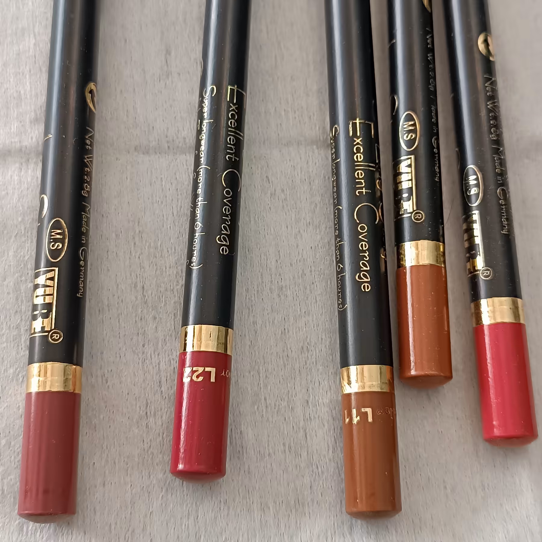 رژ  لب مدادی  ضد آب  در رنگ بندی 