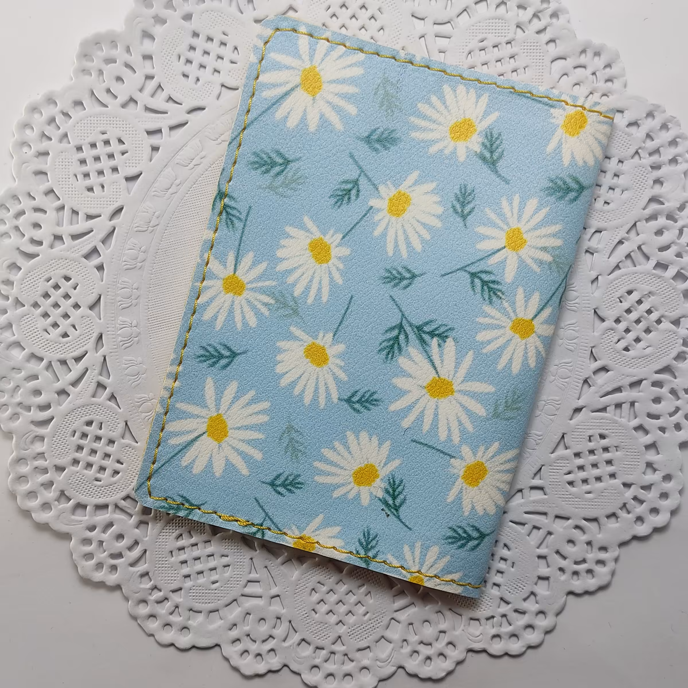 جلد کلاسور چرمی گل بابونه آبی با چرم مصنوعی فانتزی