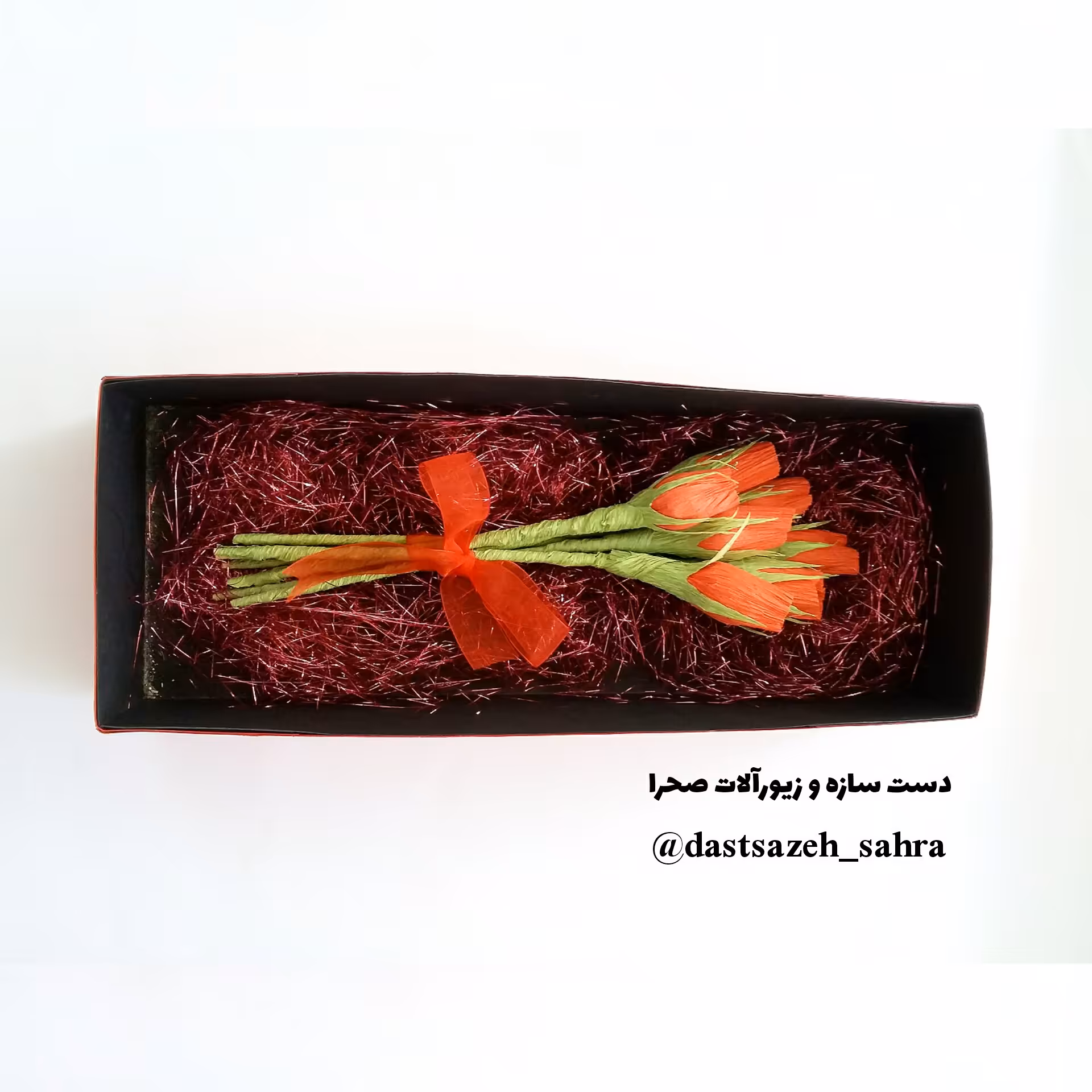 هارد باکس کادویی سه لایه جعبه هدیه با دسته گل شکلات مغزدار کاکائویی تزیین شده به صورت غنچه رز