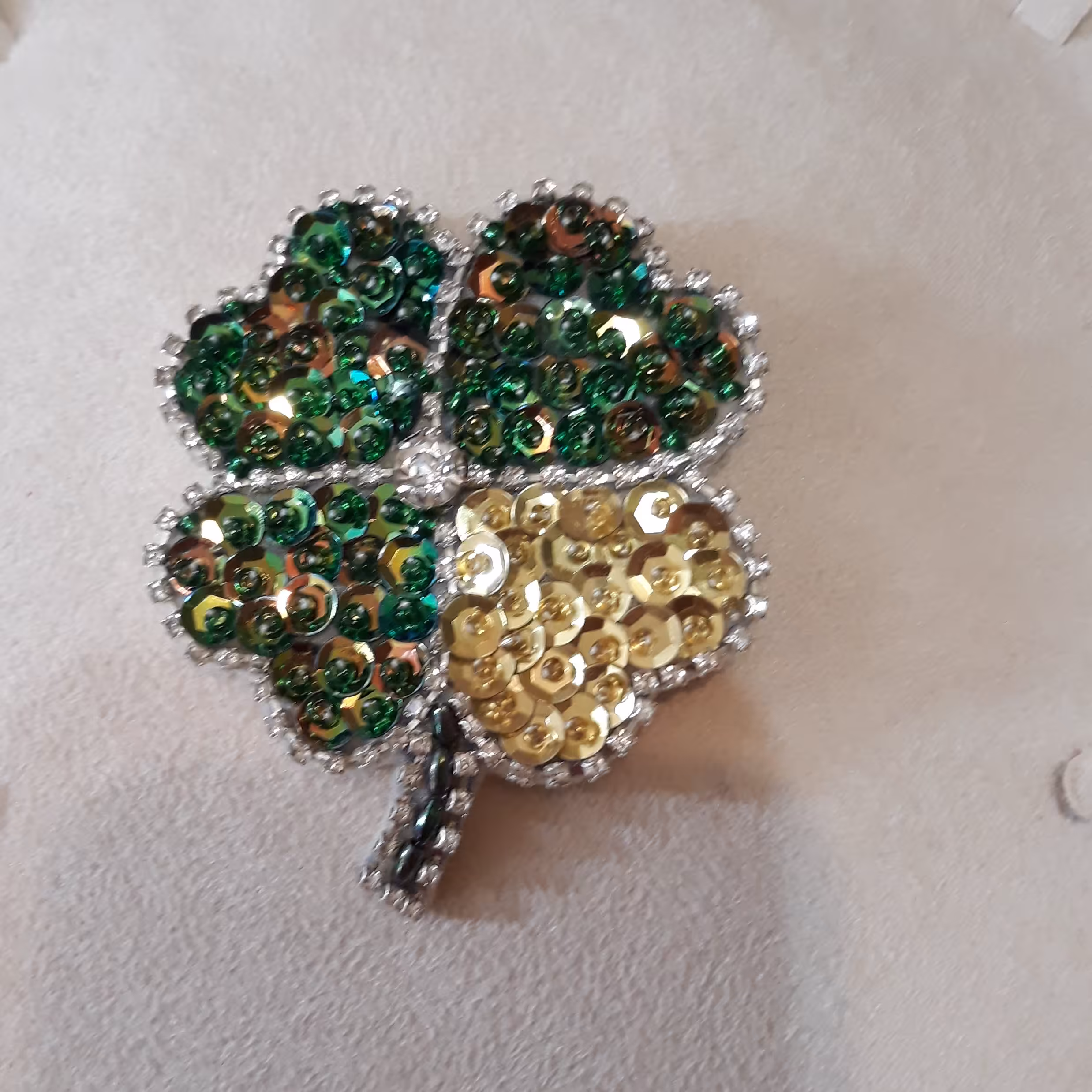 سنجاق سینه جواهردوزی طرح گل شبدر چهارپر