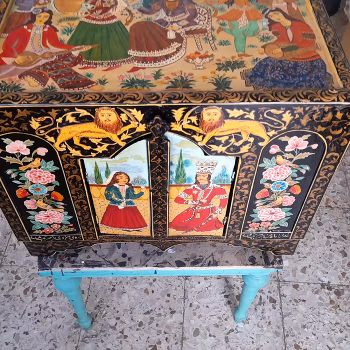 جعبه چوبی با طر حهای سنتی وبا رنگهای معدنی وگیاهی با عرض 35 سانتی متر وطول 50 سانتی متر وارتفاع 50 سانتی متر  با درب 