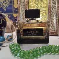 ادکلن آنتونیو روسینی مردانه مدل دولچه ویتا با رایحه ترش و معتدل که برای چهار فصل قابل استفاده است . 