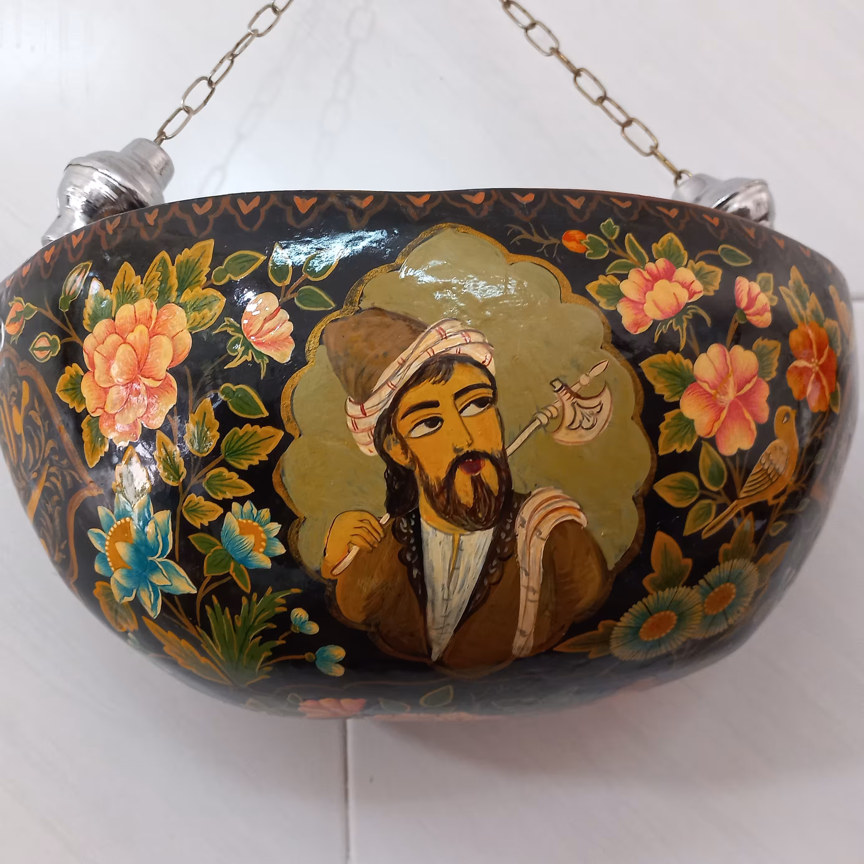 کشکول نقاشی شده کاردست جنس پاپیه ماشه به سبک قدیمی ساخته ونقاشی شده وبا طرح گل ومرغ وصورت درویش وخط یا علی تزیین شده اس