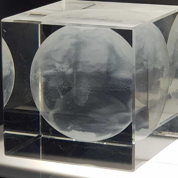 حکاکی کریستال طرح کره زمین سایز 80 در80 در 80 میلیمتر