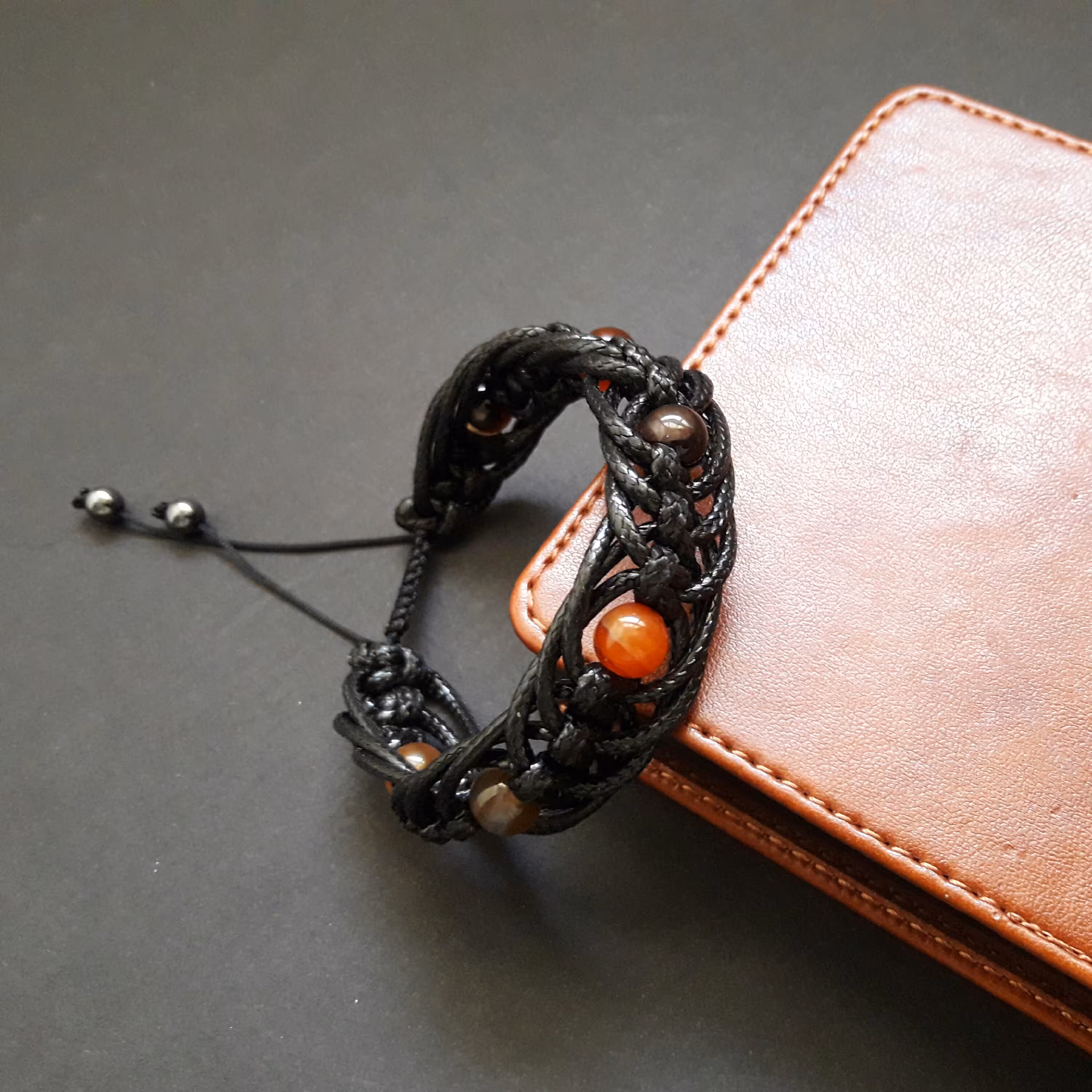 دستبند اسپرت سنگ عقیق بوتسوانا یا عقیق هندی و بند حالت چرم (اکسسوری مردانه و زنانه ، زیورآلات ، ساعت  ، مچ بند)