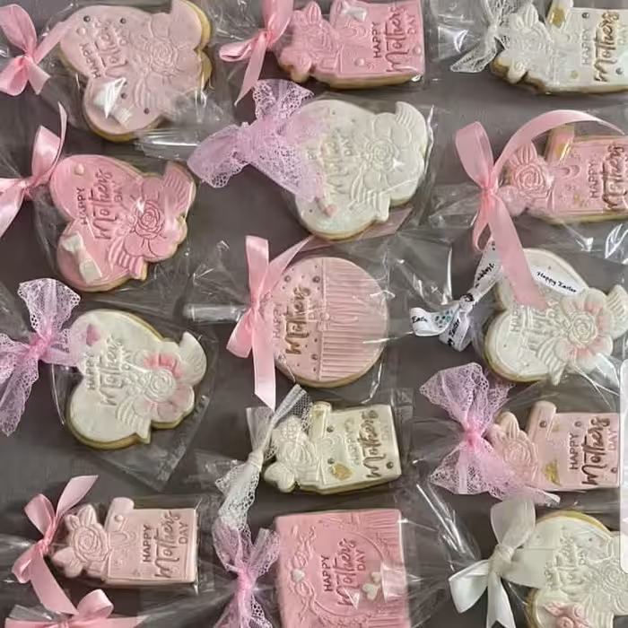 کوکی با دیزاین فوندانت سایزها و مدل های مختلف به سلیقه دلخواه شما عزیزان40 گرمی 