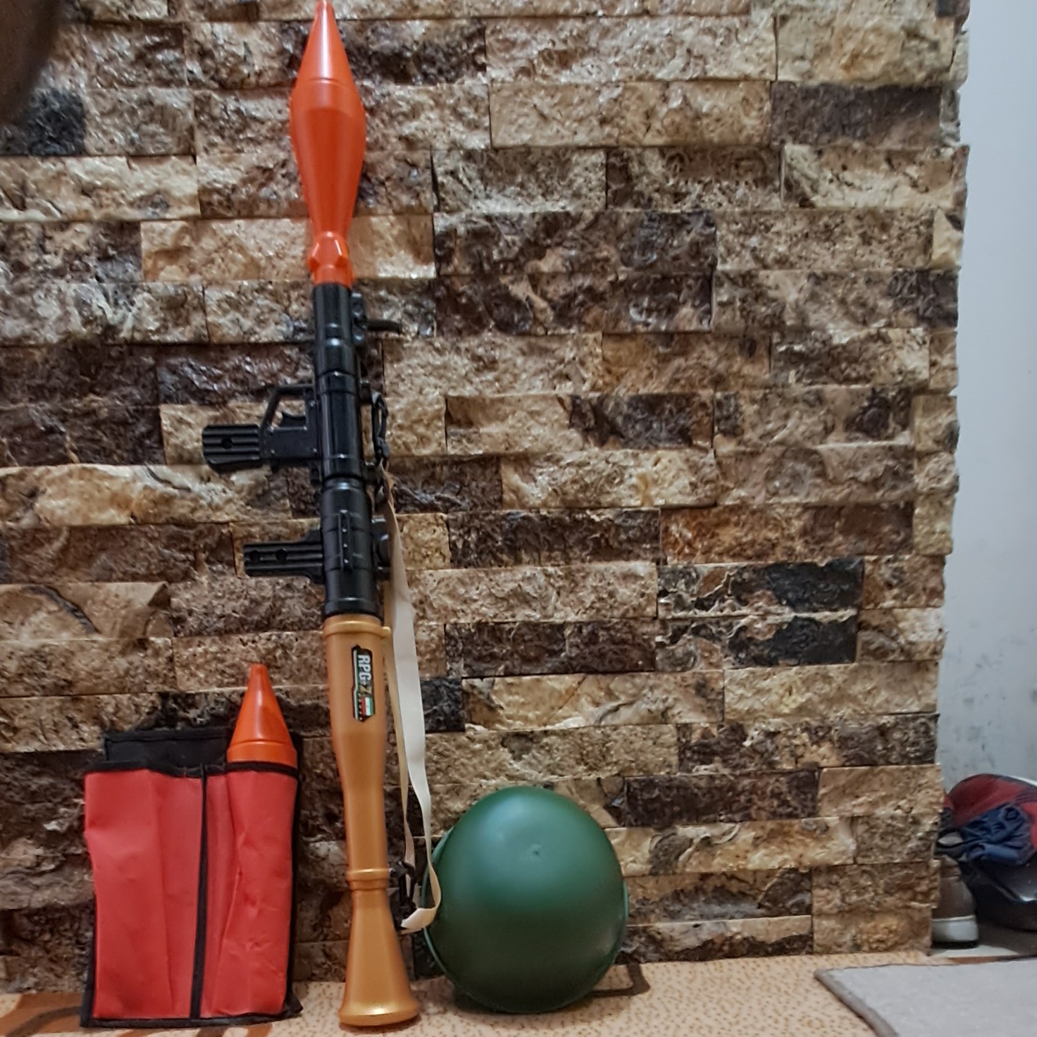 اسباب بازی تفنگ آرپی جی 7 قابلیت پرتاب موشک دارای دو موشک کیسه حمل موشک و کلاه ایمنی بسیار جذاب و سرگرم کننده 