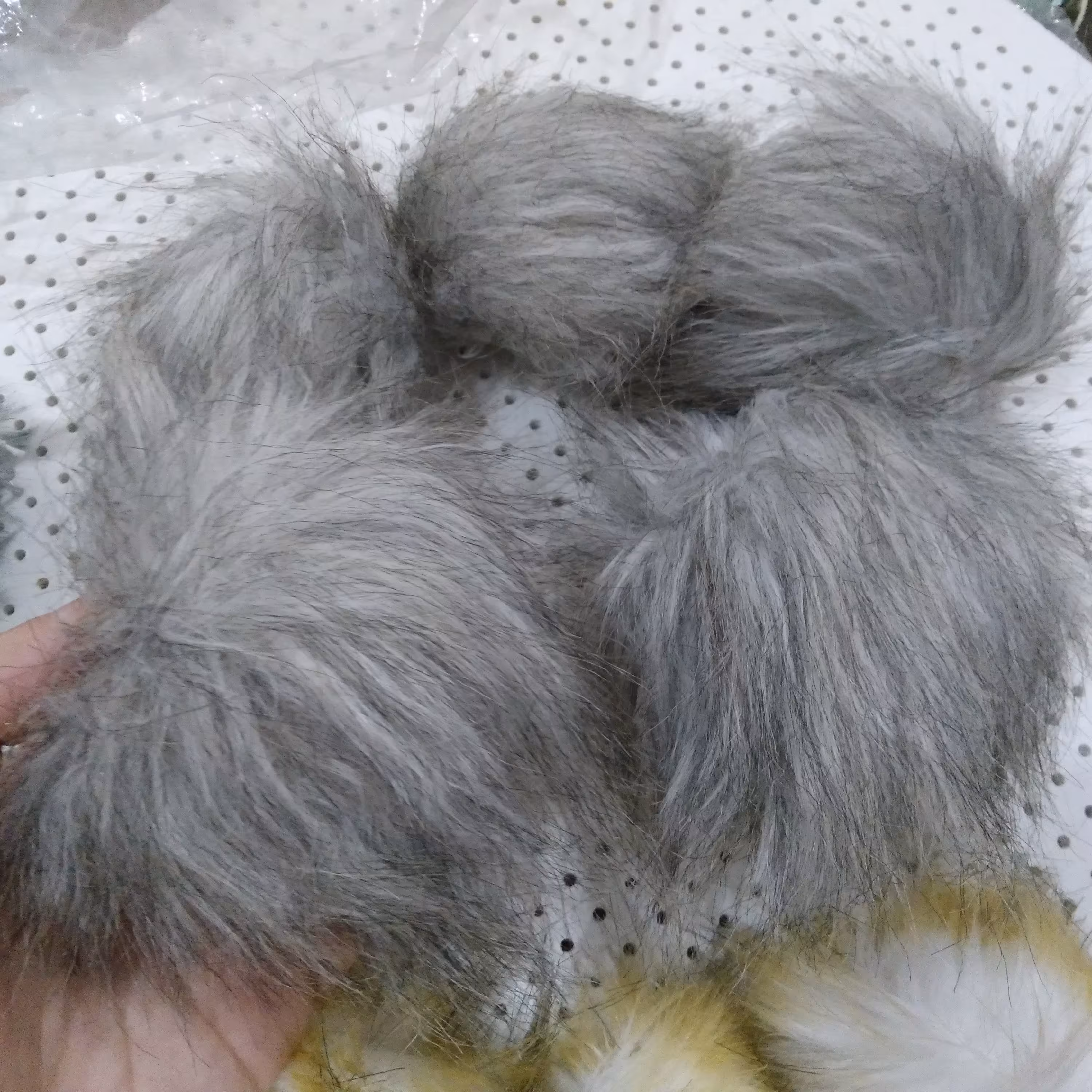 پوم پوم  خز  منگوله کلاه رنگ طوسی قیمت هر عدد 