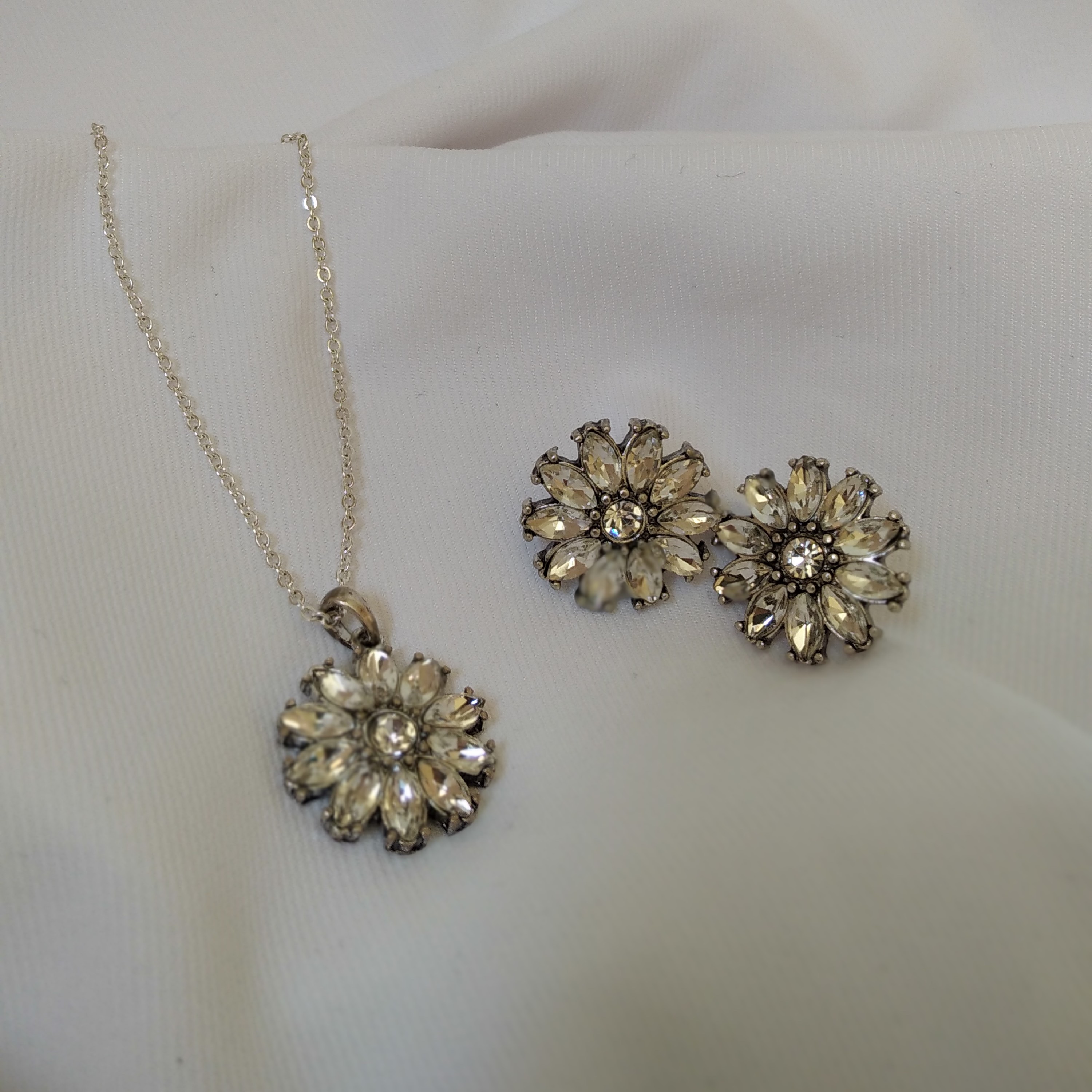 نیم ست جواهری نقره ای طرح گل بسیار زییا و درخشان با زنجیر دیپلمات گردنبند و گوشواره میخی