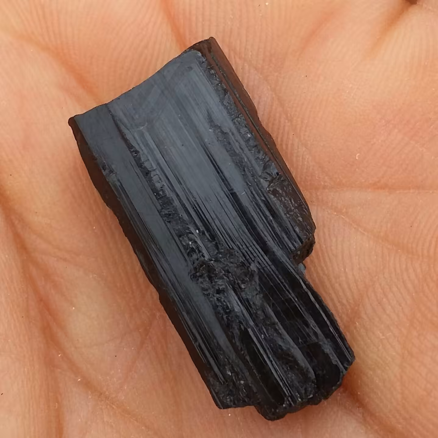 سنگ راف تورمالین شرول وارداتی ارزشمند شاهکار خلقت 100درصد طبیعی
مناسب جهت کلکسیون و ساخت نگین
کد 8477