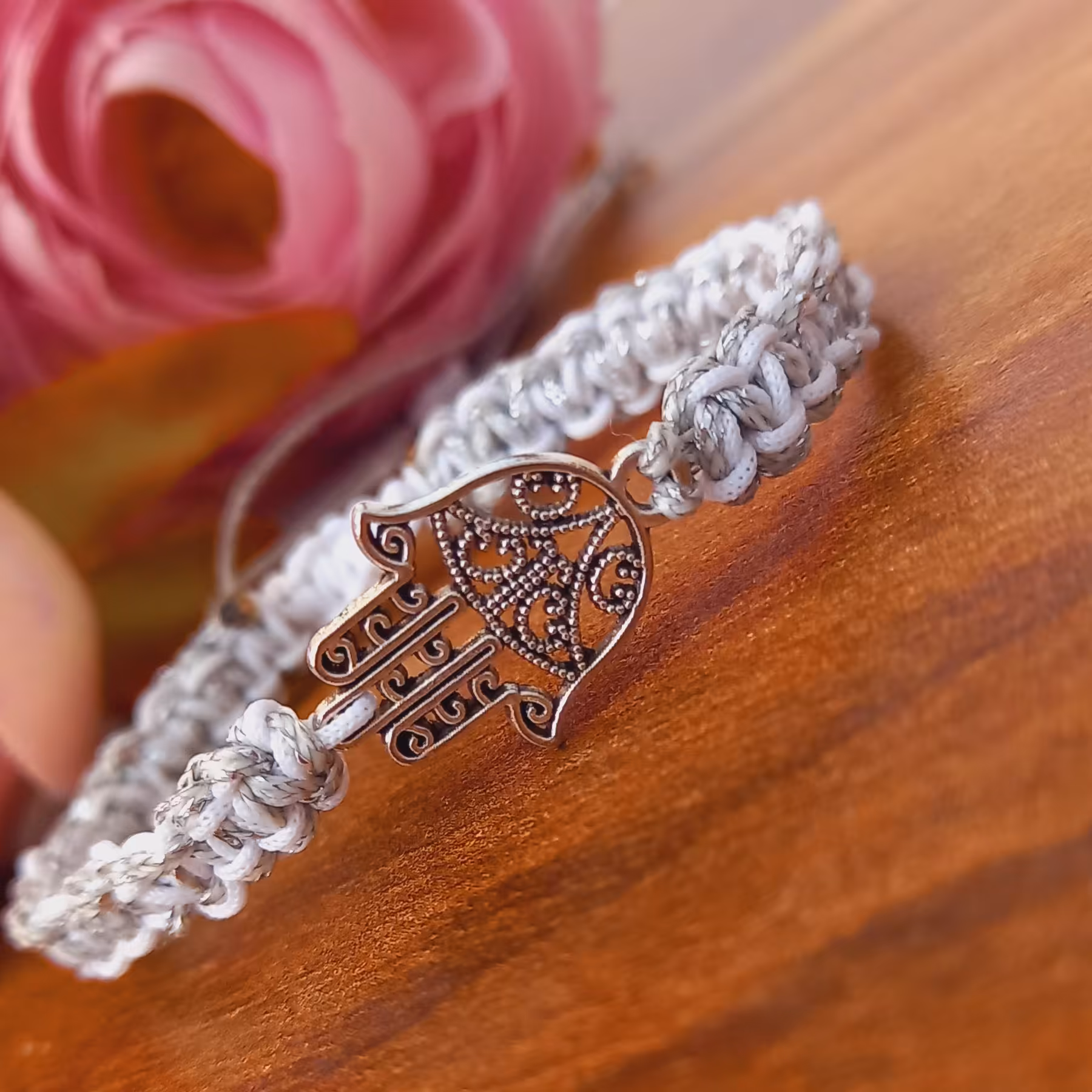 دستبند  بافت  با  پلاک نقره ای  