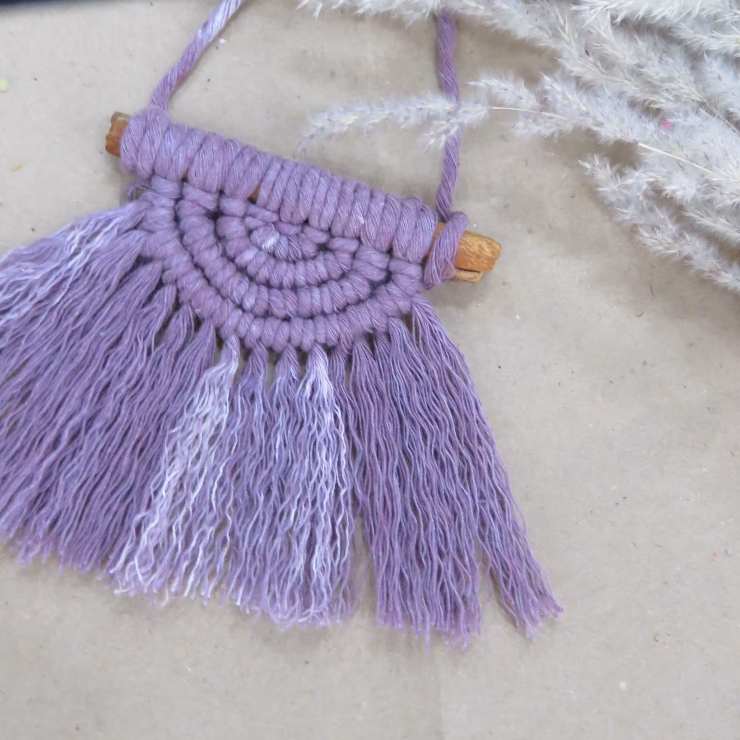 آویز نیم‌دایره (مکرومه بافی با چوب دارچین)