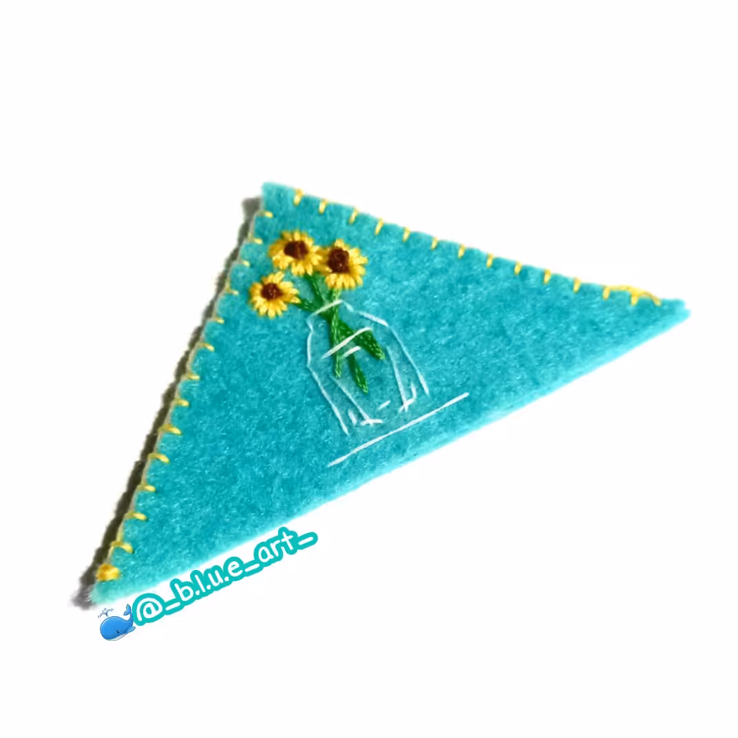 بوکمارک ( نشانگر کتاب ) نمدی مدل گوشه ای طرح گل آفتابگردان گلدوزی شده رنگ آبی و زرد دستساز blue art