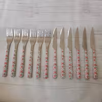 کارد و چنگال میوه خوری 12 عددی طرح سرامیکی مارک ماربلا 6 عدد چنگال و 6 عدد کارد (چاقو و چنگال میوه خوری ) رنگ گل قرمز 