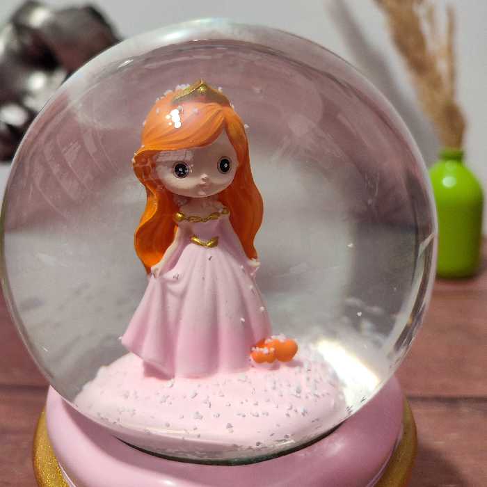 گوی پمپی موزیکال دختر زیبا