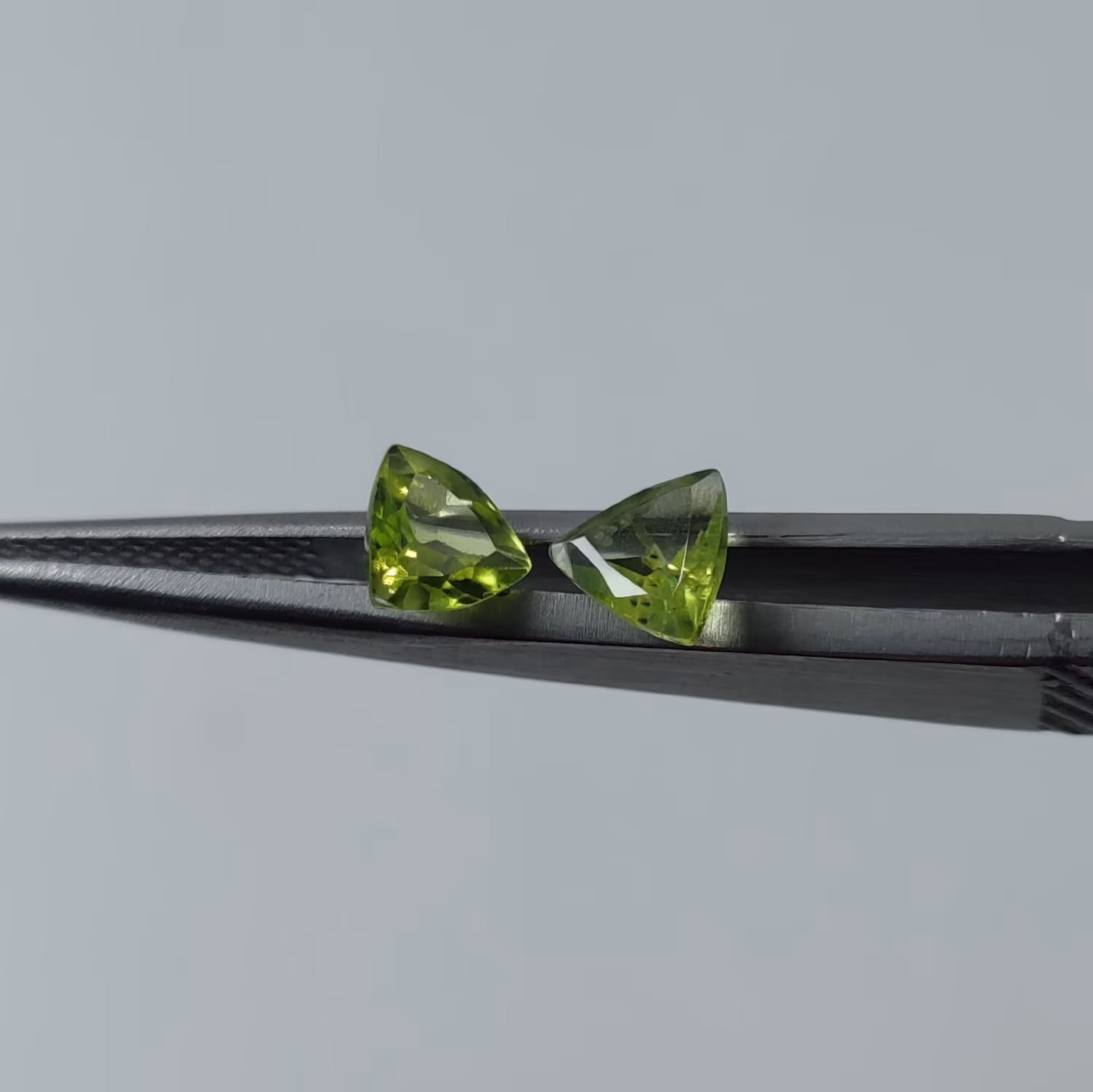 یک جفت نگین سنگ زبرجد معدنی آفریقا (تریلیون کات) 