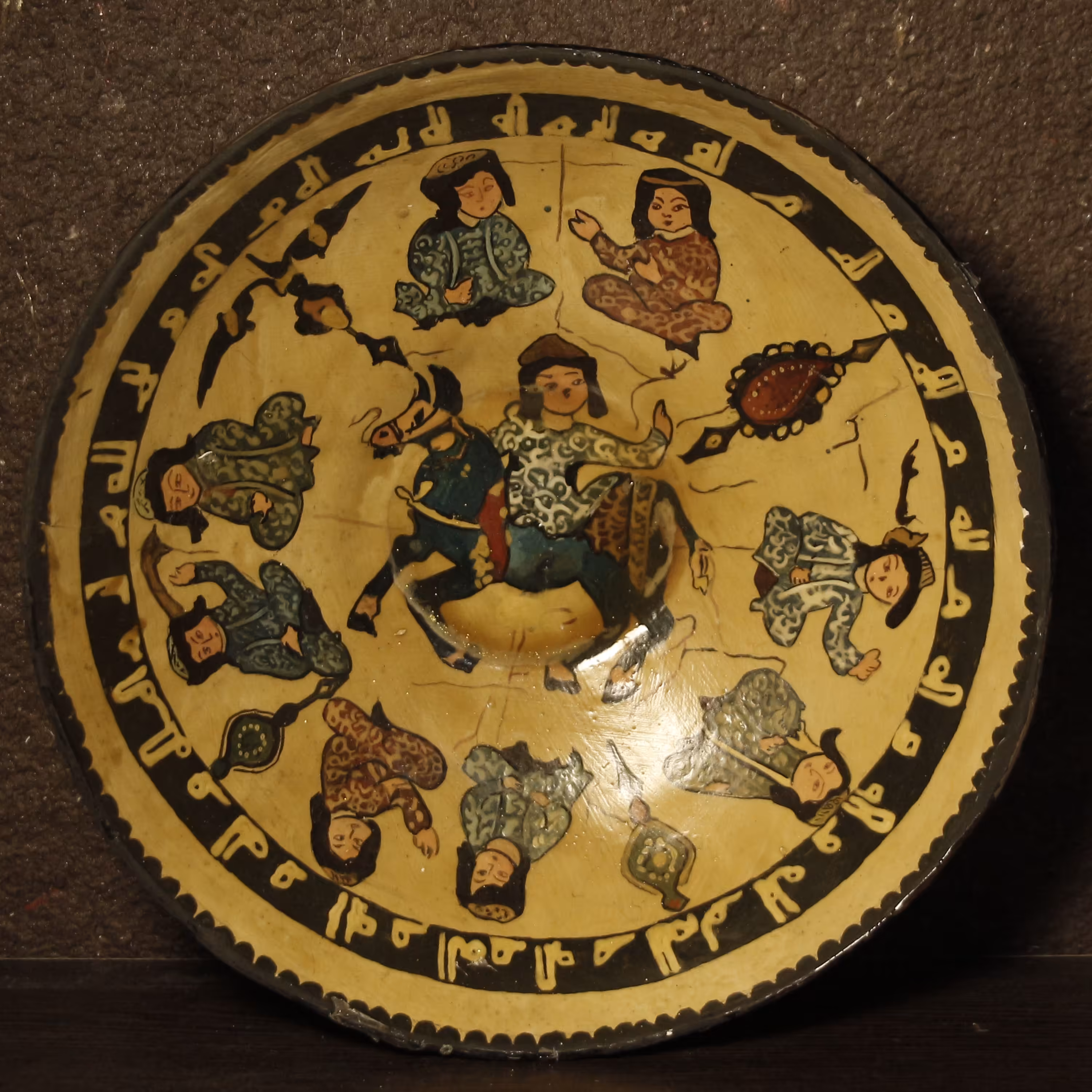 کاسه ی پاپیه ماشه به سبک نگارگری های ایلخانی با حاشیه کوفی دالبر ی کد026-130201