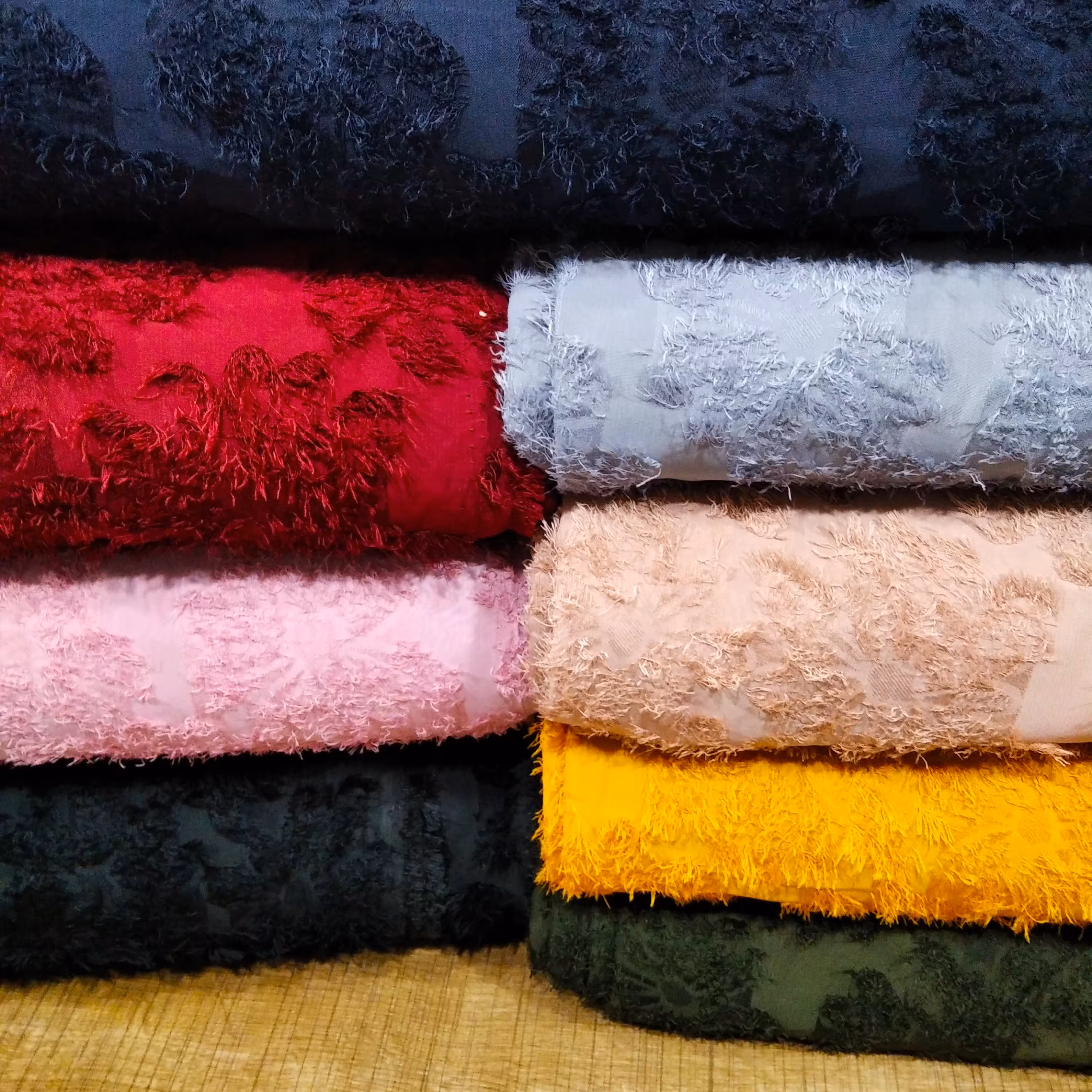 پارچه حریرریش دار بسیار زیبا و خوش حالت در هشت رنگ زیبا و چشم نواز مناسب فصل تابستان