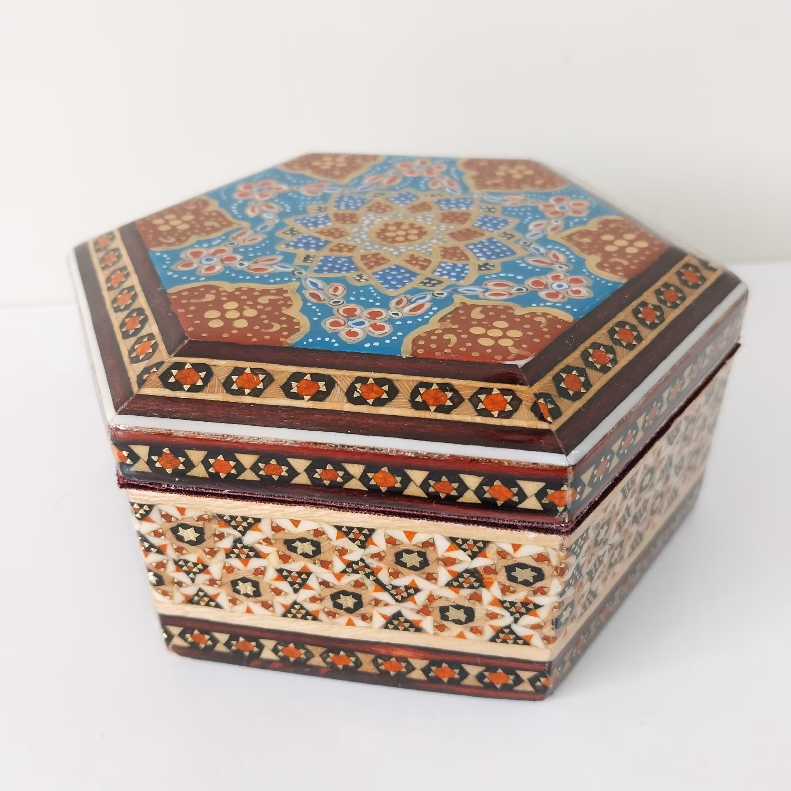 جعبه جواهرات خاتم کاری شش ضلعی با نقاشی مینیاتور تذهیب