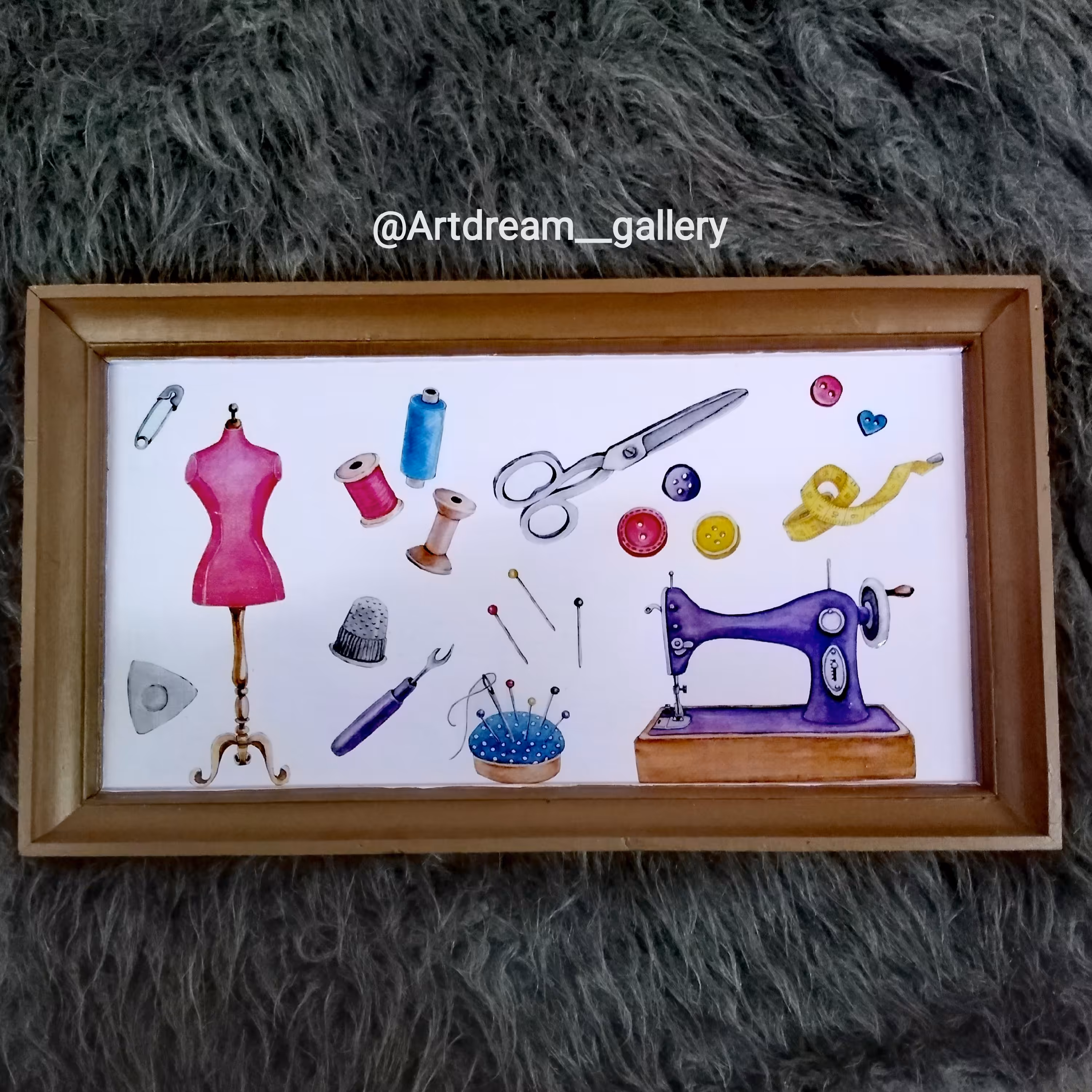 تابلو چوبی دکوپاژ طرح لوازم خیاطی رنگ بنفش 