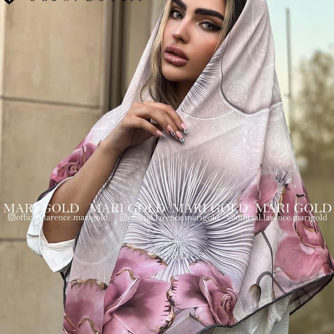 روسری نخی قواره 120دور دست دوز زمینه صورتی ملایم با گلهای صورتی