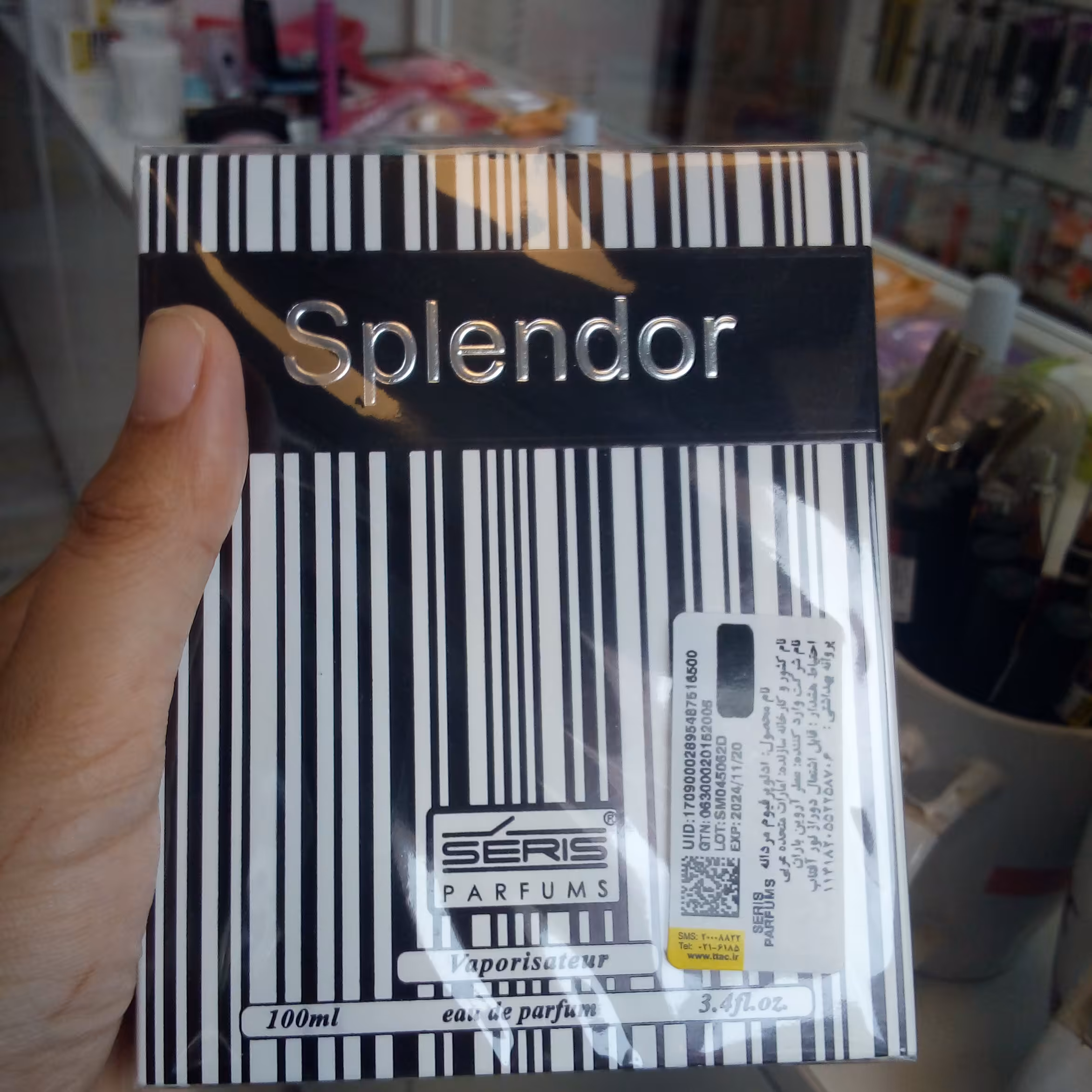 ادکلن اسپلندور با رایحه ی چوب و خاک و عود و گل ماندگاری عالی مخصوص آقایان برای تمام فصول