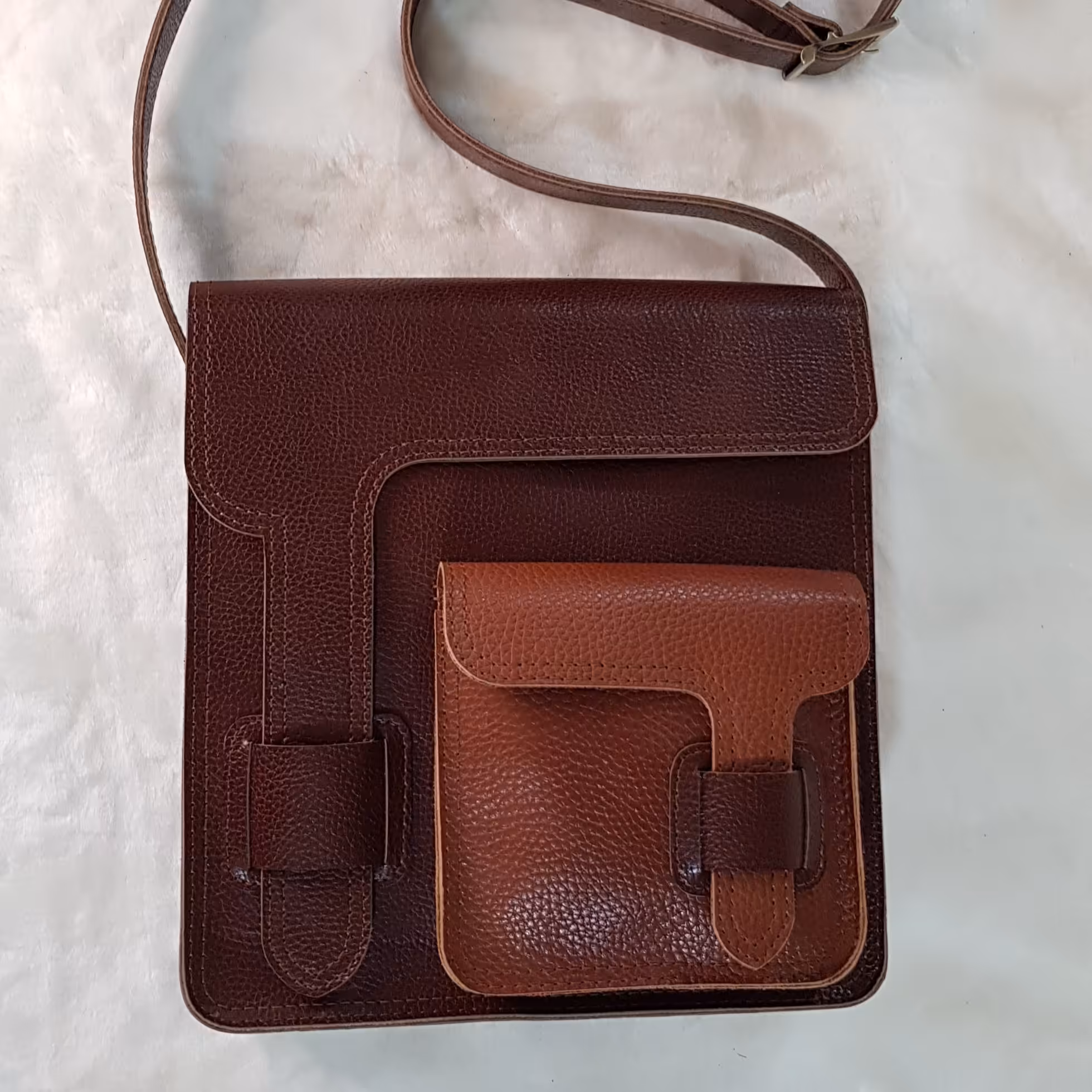 کیف پستچی چرم طبیعی گاوی و تمام دست دوز