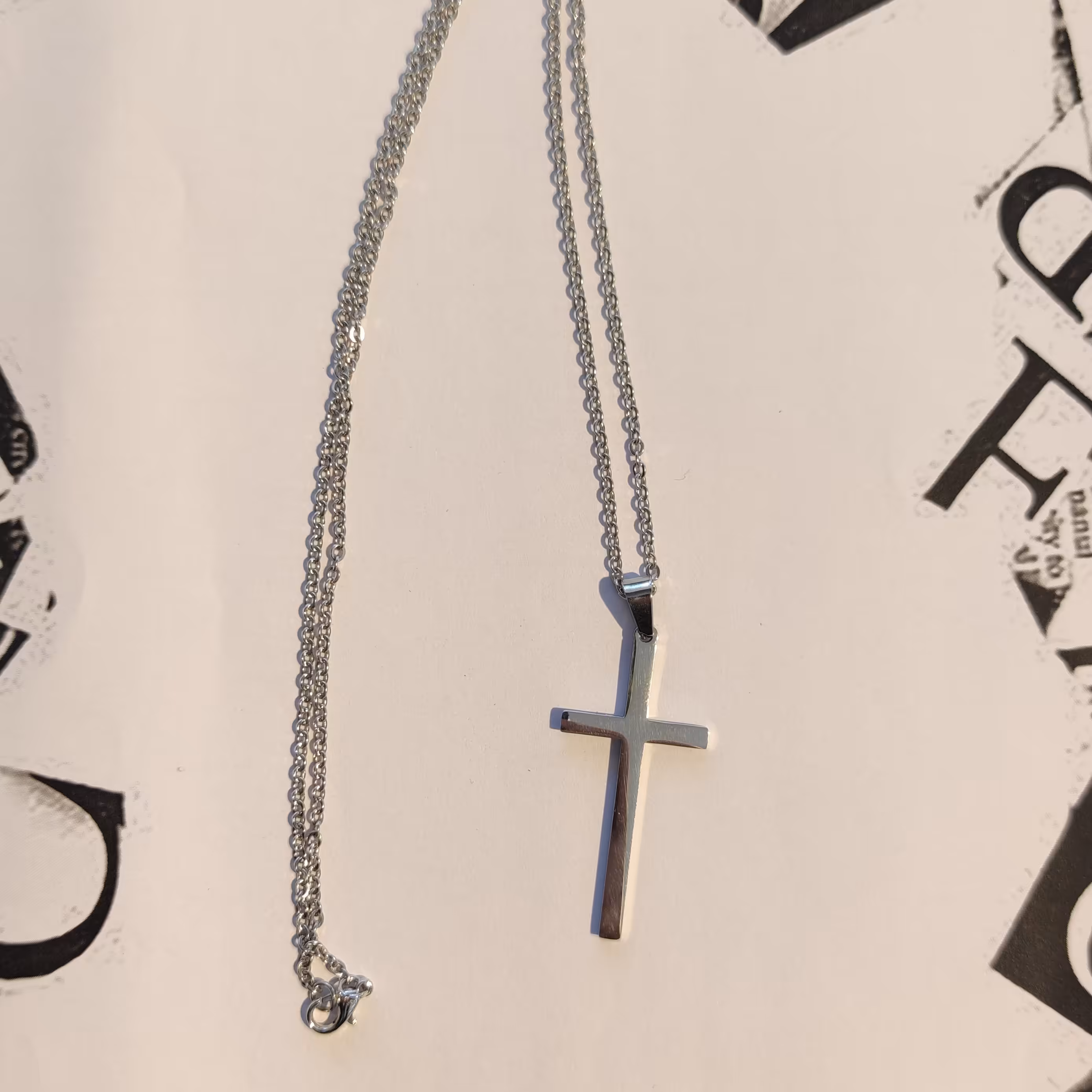 پلاک و زنجیر صلیب . استیل رنگ ثابت.پر فروش و خاص...