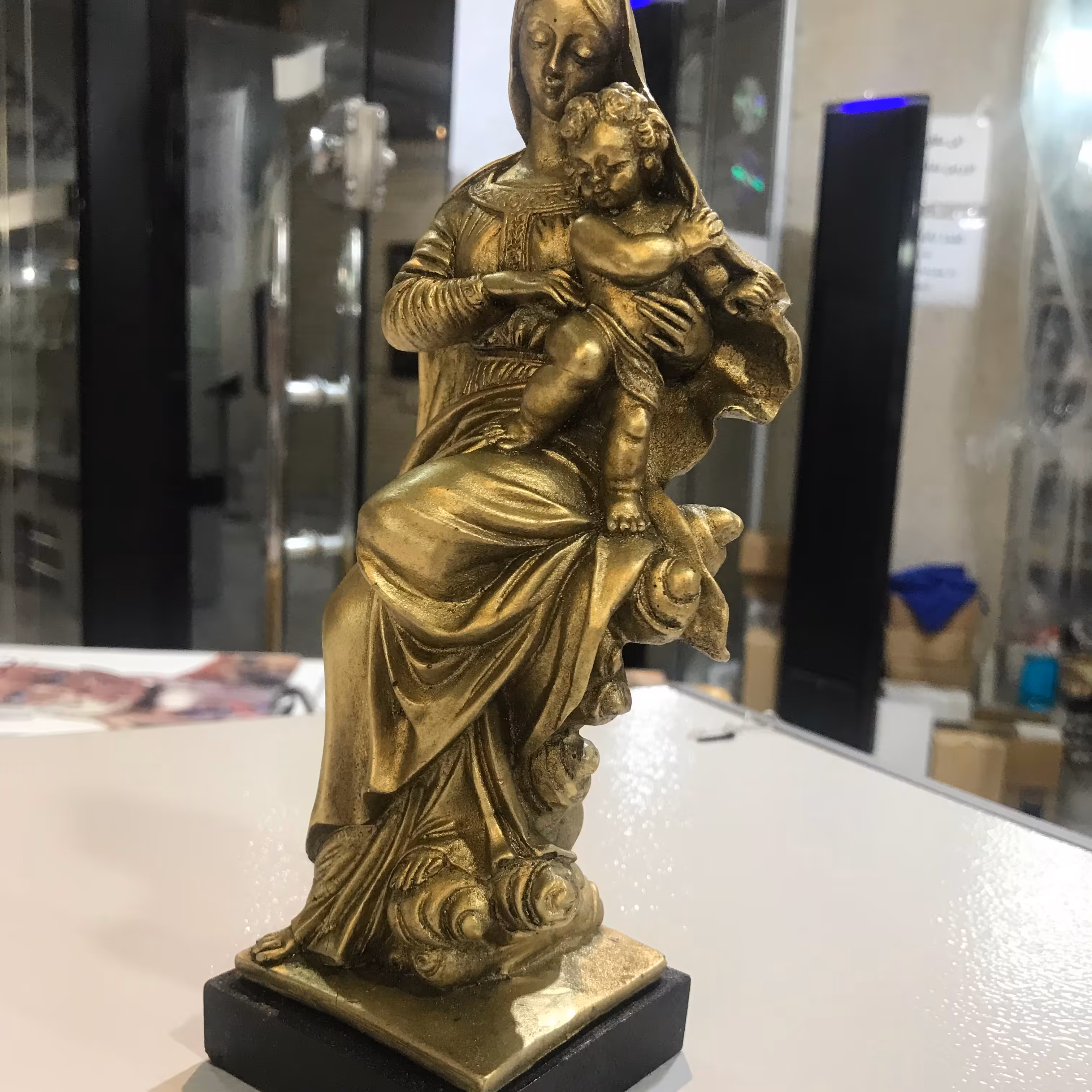 تندیس حضرت مریم با عیسی 