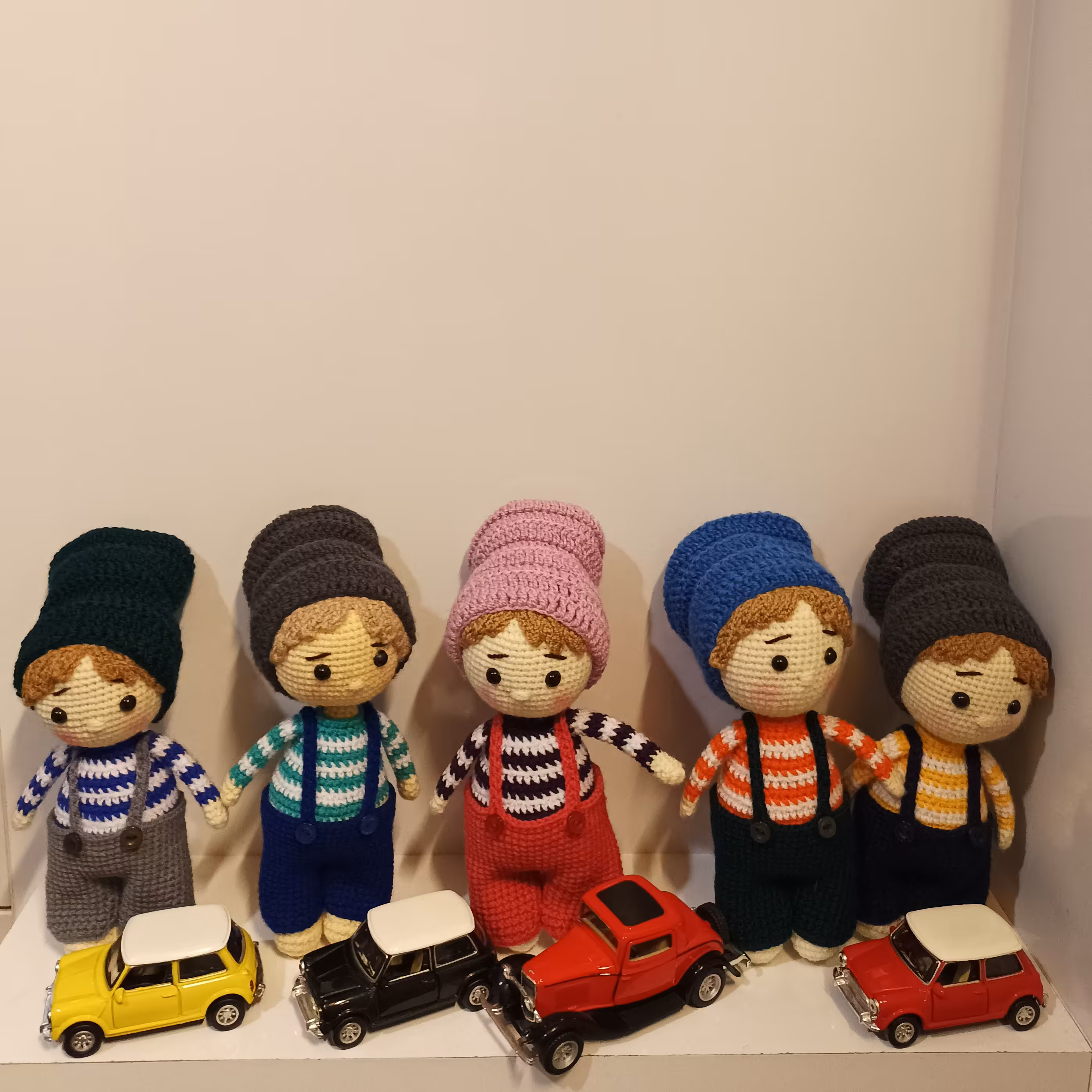 عروسک جرمی پسر  خوشتیپ دستبافت

قد عروسک 18cm
قابل سفارش