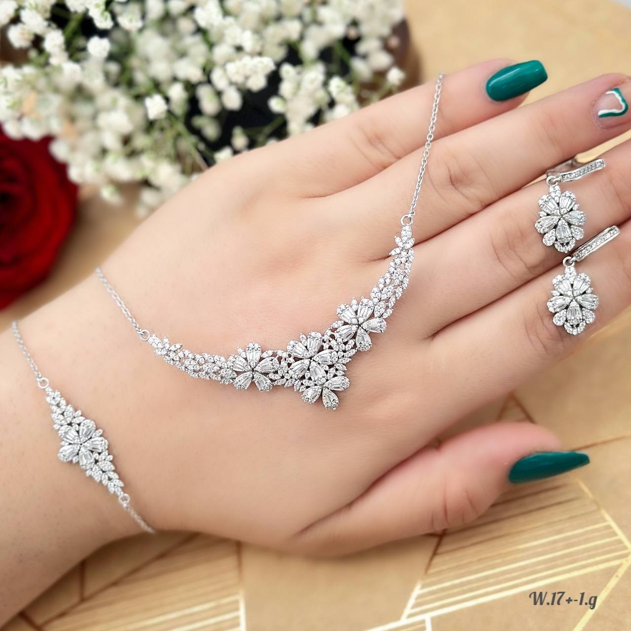 سرویس  نقره .طرحی شیک و زیبا با عیار 925 و ابکاری  رادیوم .کاملا مشابه طلا  مناسب برای کادو و دارای فاکتور معتبر 