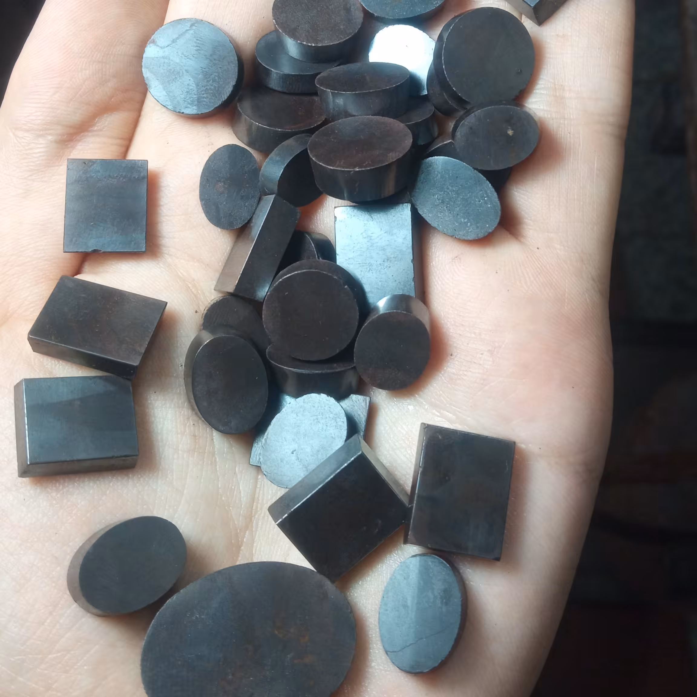 انواع نگین حدید طبیعی با سایز و شکل دلخواه شما