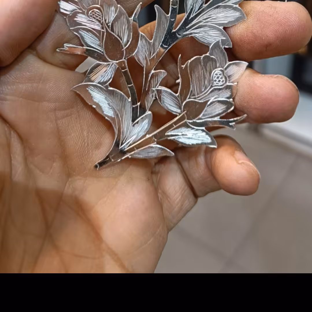 تابلو نقره قلم خور پرنده رو ساخه