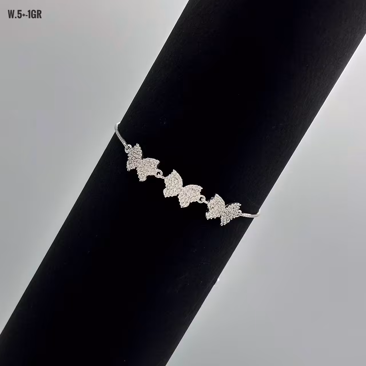 دستبند آسانسوری  نقره با عیار 925
آبکاری رادیوم و رنگ ثابت تضمینی 
کاری زیبا و تک 
دارای فاکتور معتبر و ارسال رایگان،.