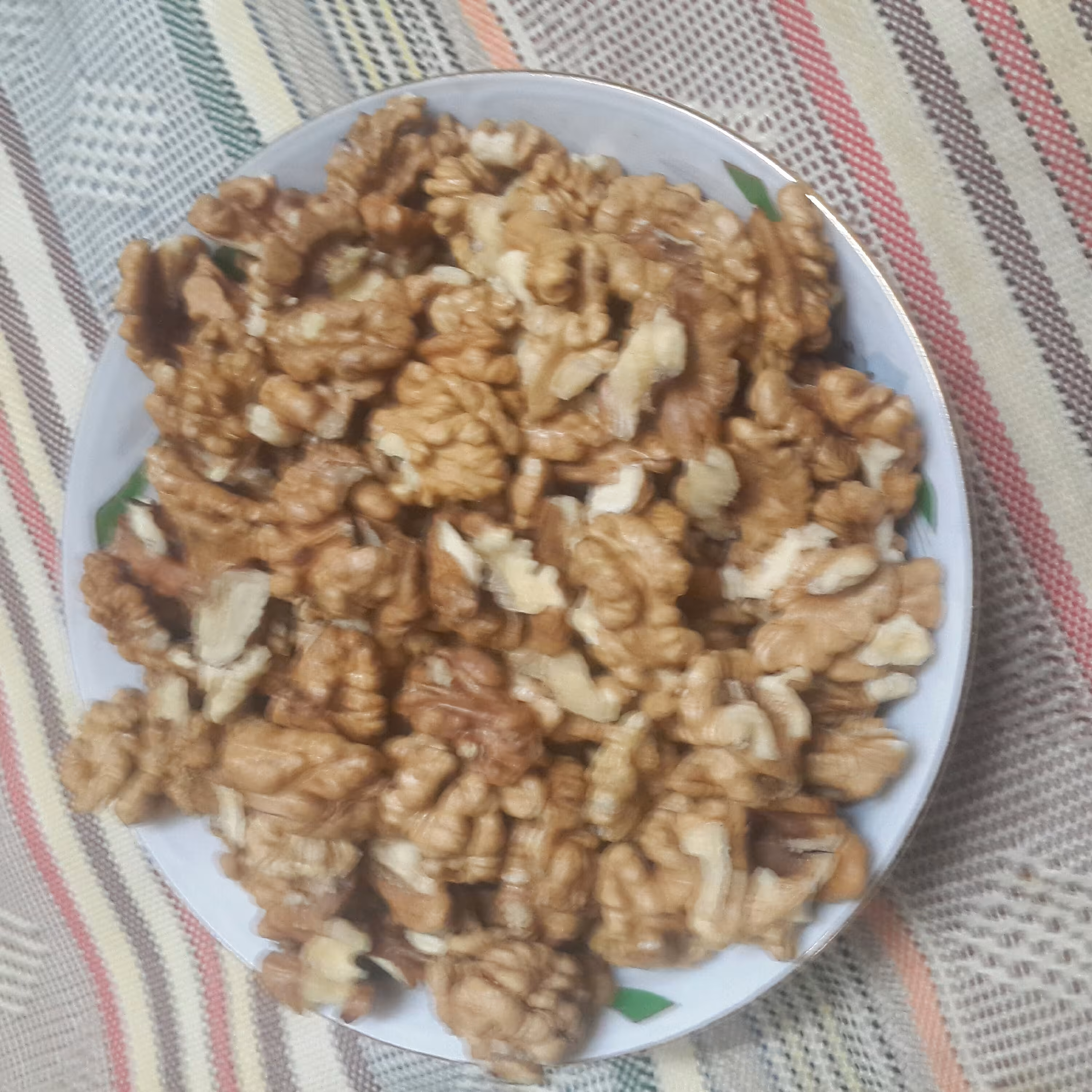 مغز گردو درجه یک از گردو ارگانیک و پرچرب دونه درشت و سفید تویسرکان (1 کیلویی )