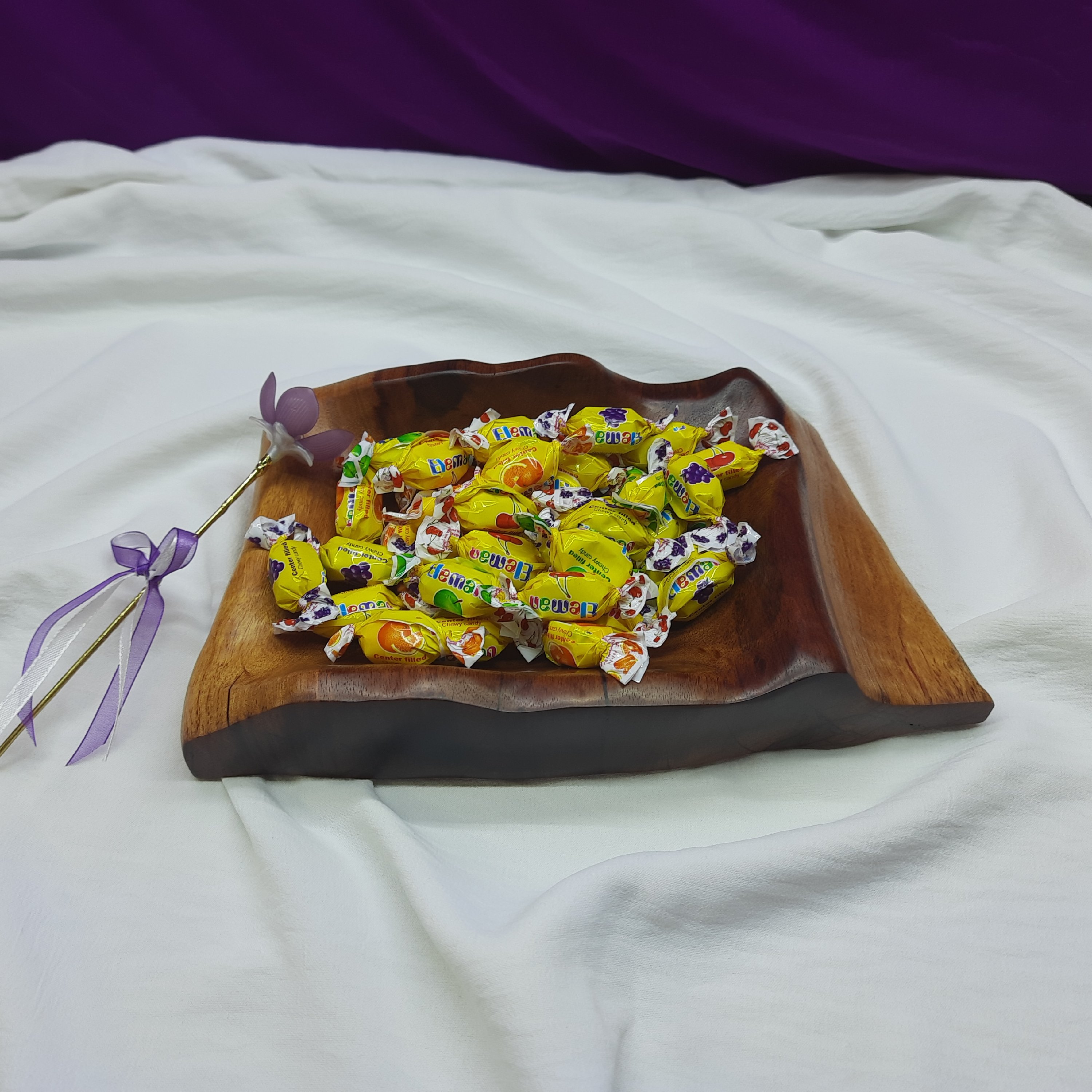 ظرف چوبی دفرمه کاملا دستساز از چوب کنار مناسب شکلات آجیل و