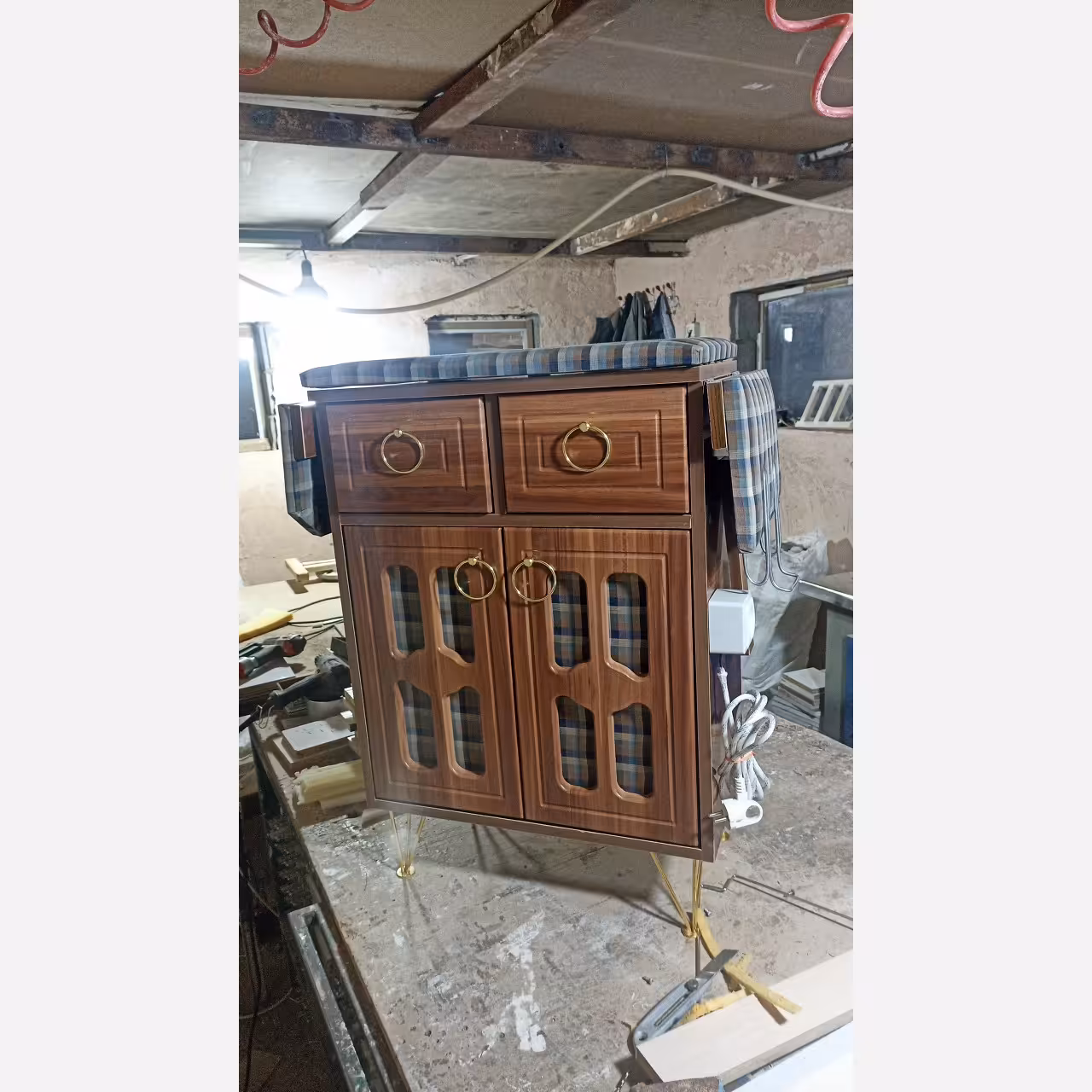 میز اتو کمددار درب و کشو رنگ نیم پلی استر براق و پریزدار