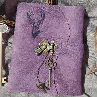 کلاسور چرمی قفلدار با چرم هورس بزی بنفش 21 در 16، همراه صد برگ کاغذ خطدار نخودی ، یک جای کارت و جیب داخل جلد، حکاکی شده