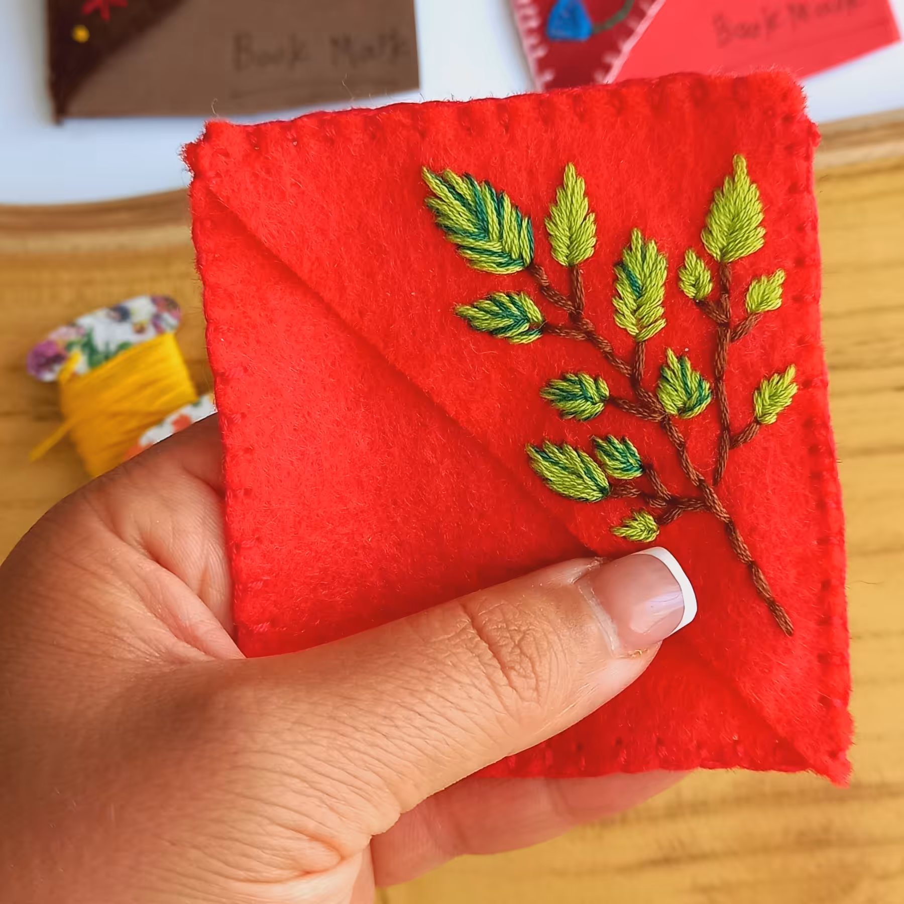 بوک مارک گلدوزی شده با دست ،با طرح و رنگ دلخواه مشتری ،دونه ای 50 تومن