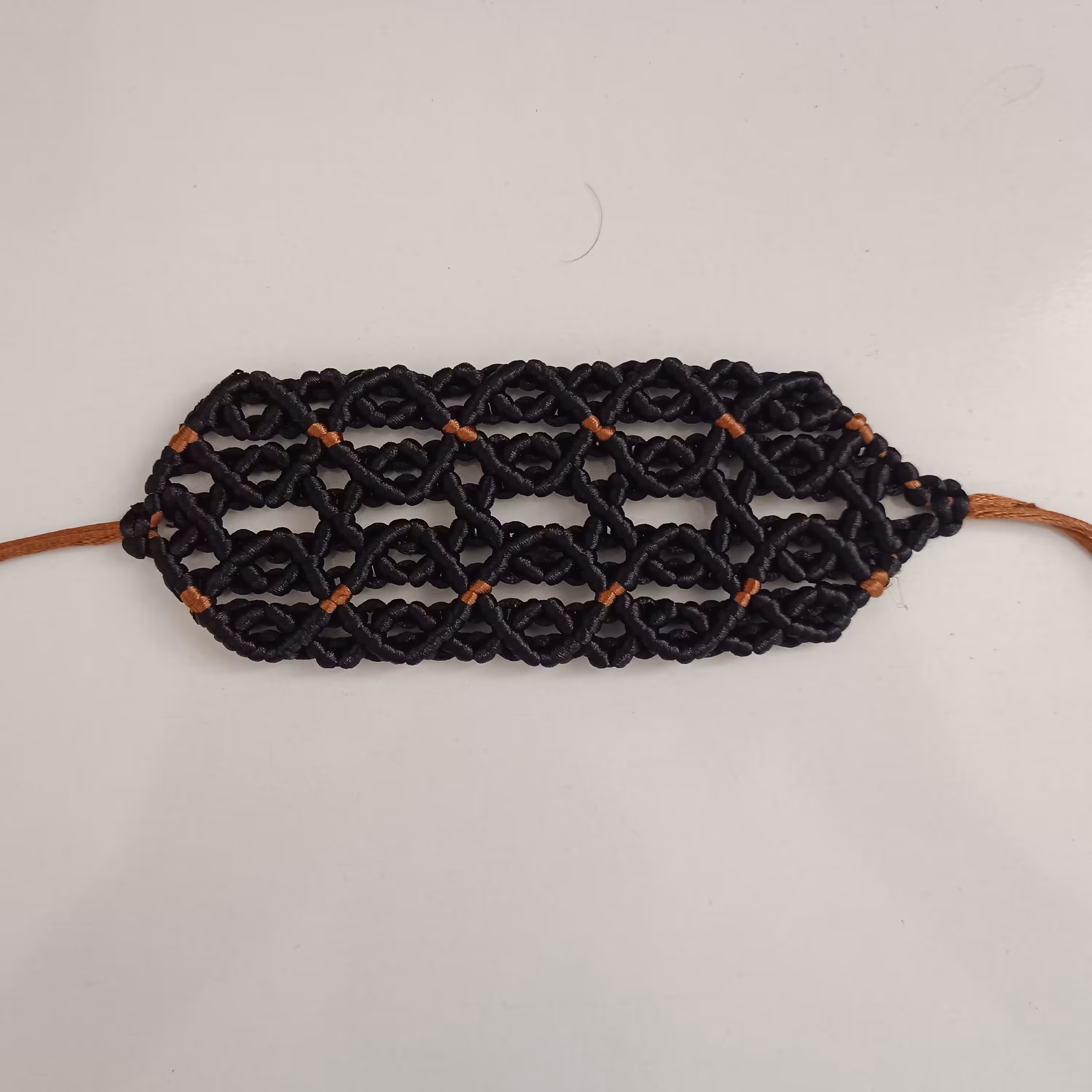 دستبند دستبافت مکرومه طرح پهن