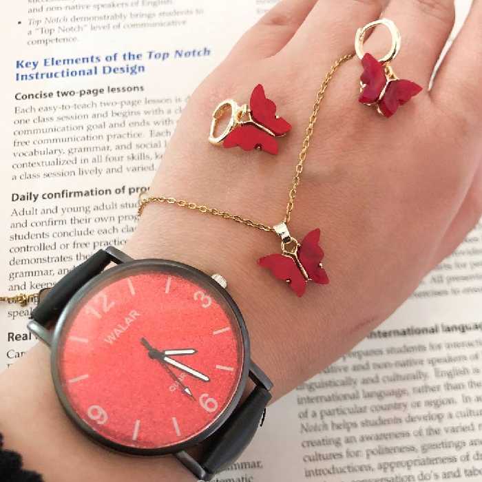 
ست ساعت بندچرمی مشکی صفحه قرمز با کیفیت مناسب
و نیم ست پروانه قرمز طلایی

دارای جعبه کادویی مخصوص ساعت
