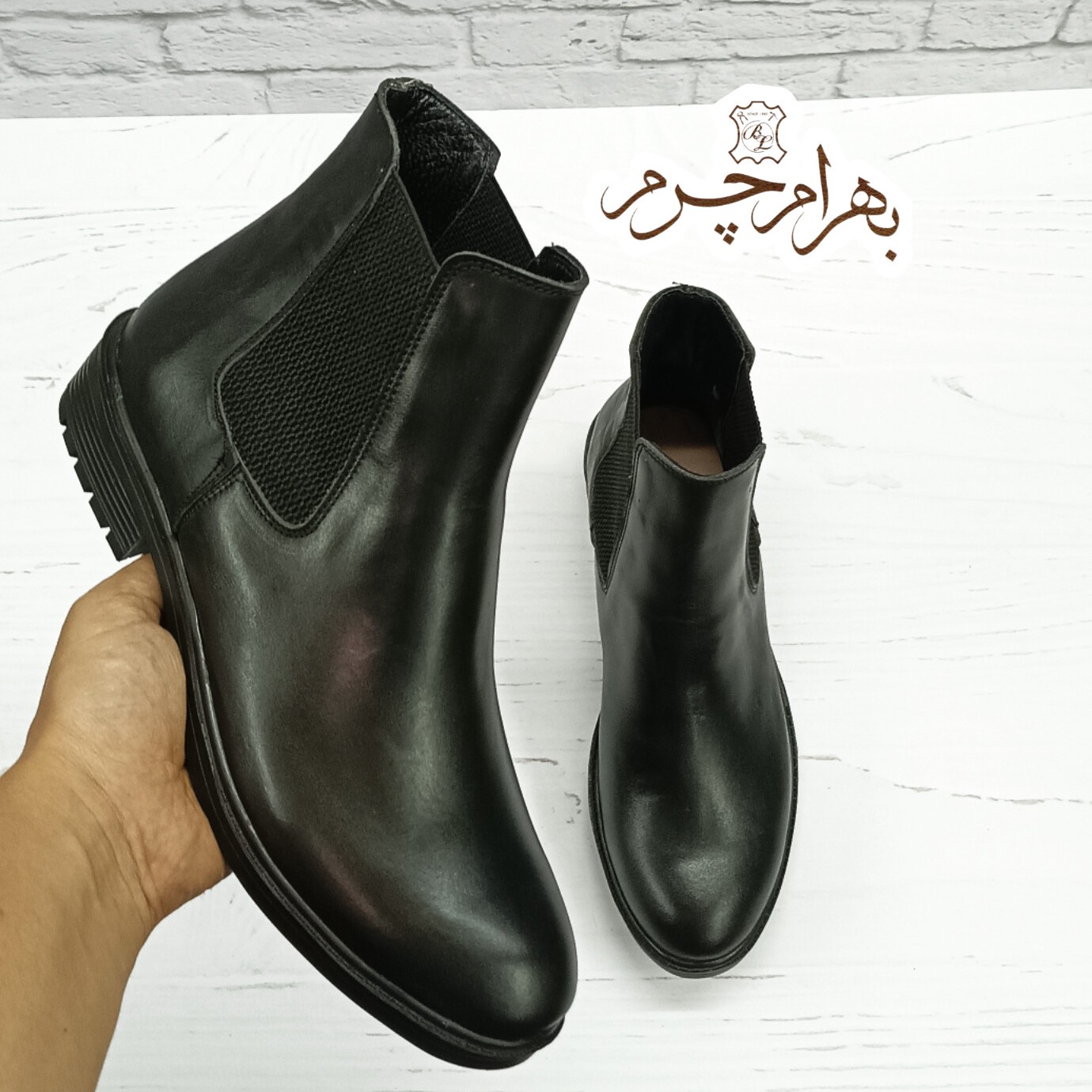 نیم بوت زنانه اسپرت چرم طبیعی مشکی مدل کوئین