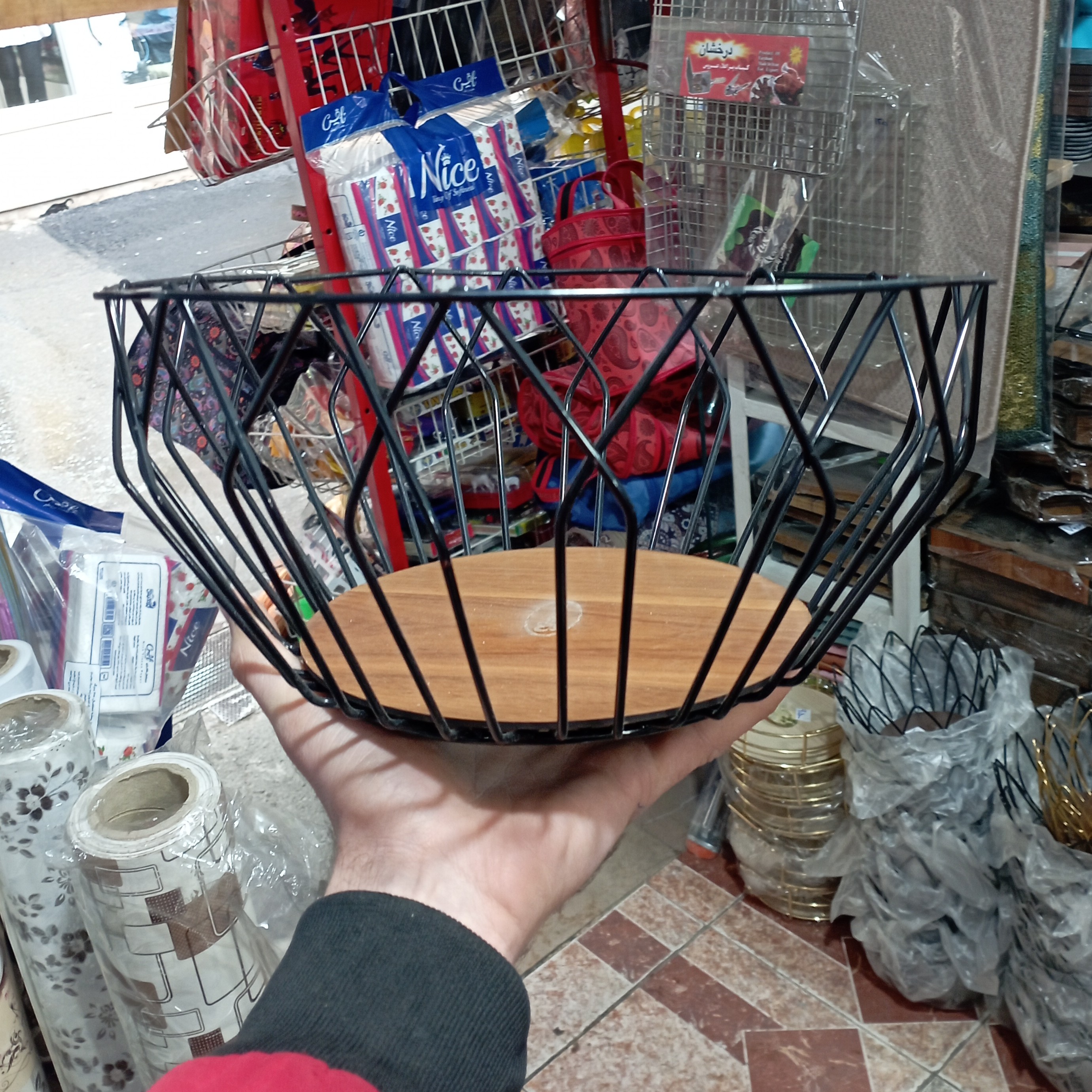 سبد میوه مشکی مدل هلالی